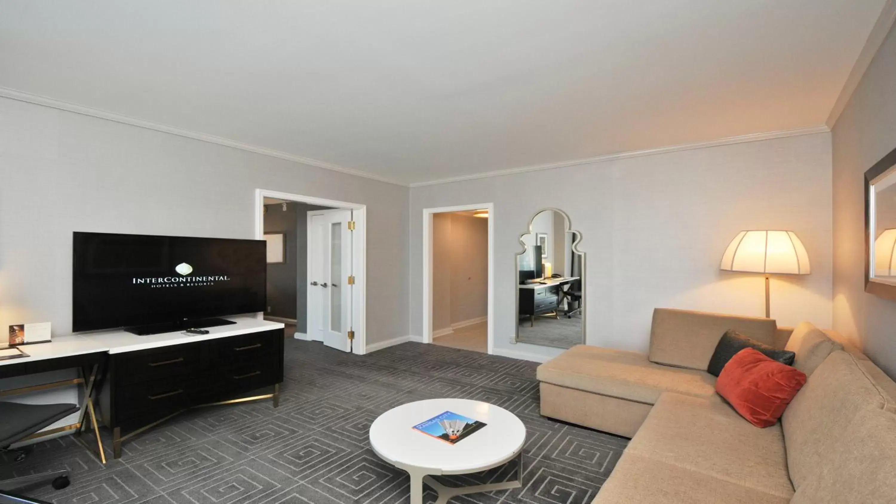 Bedroom, Seating Area in InterContinental Kansas City at the Plaza, an IHG Hotel