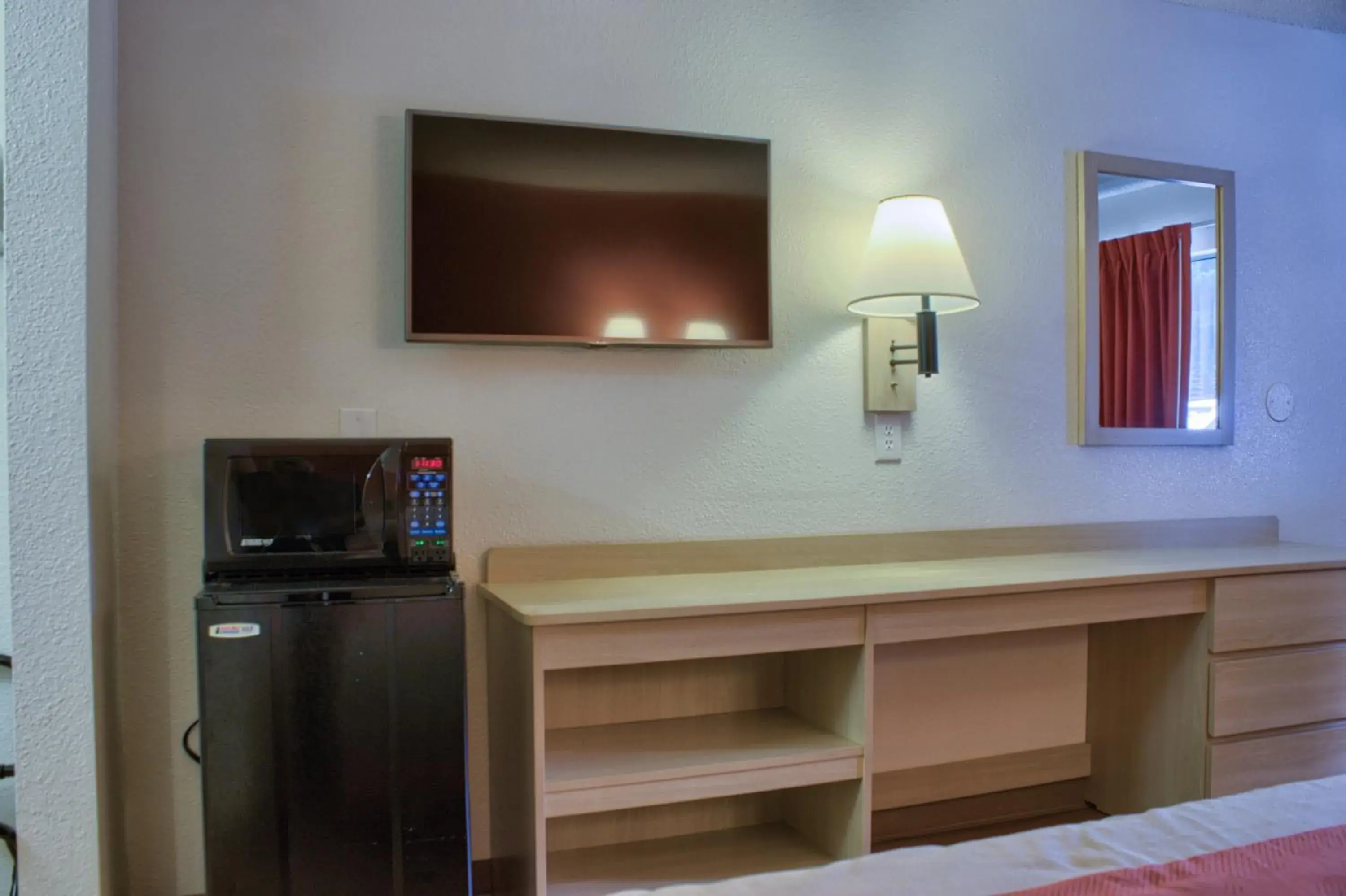 Bedroom, TV/Entertainment Center in Motel 6-Seattle, WA - South