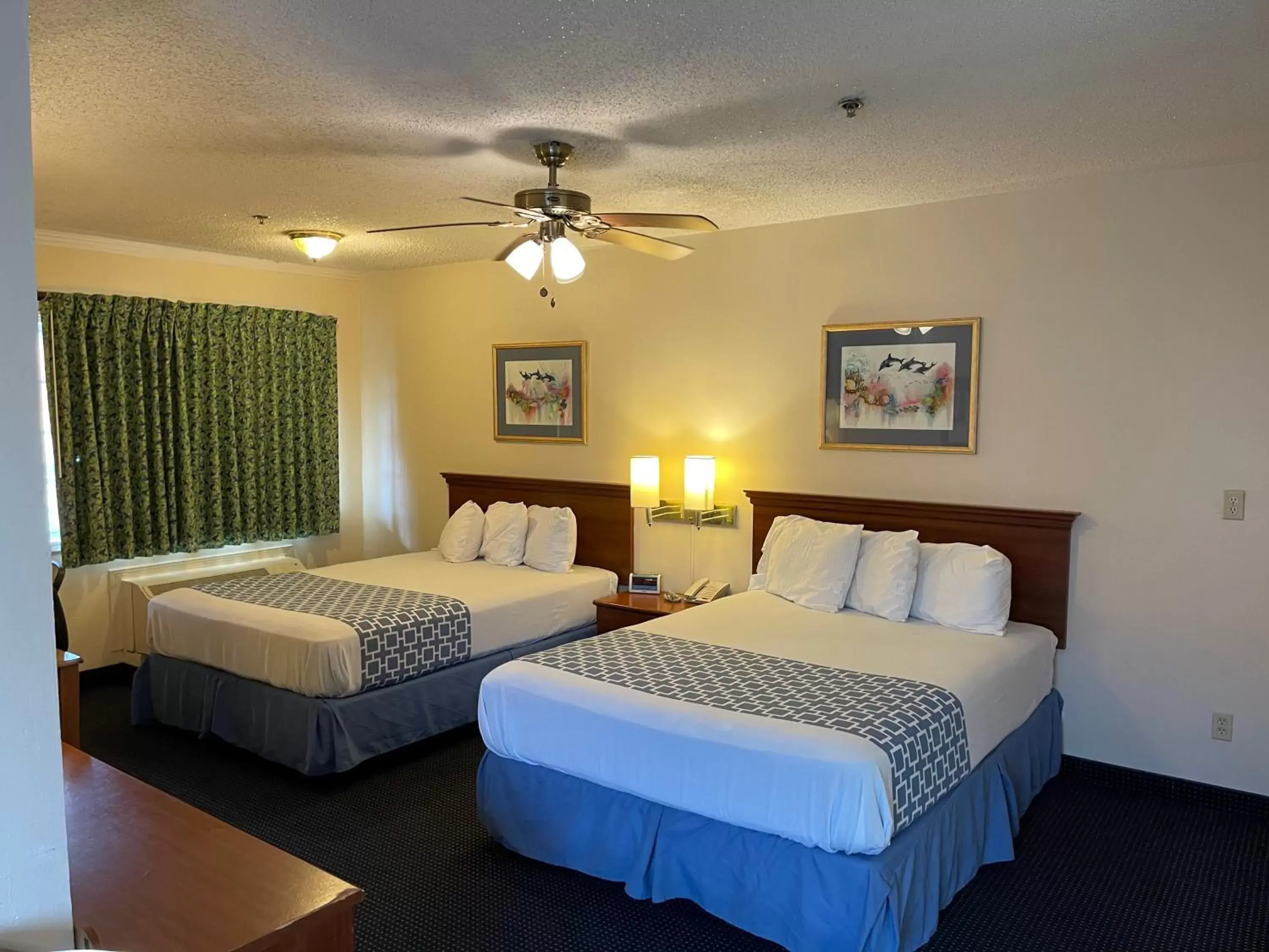 Photo of the whole room, Bed in Flamingo Inn