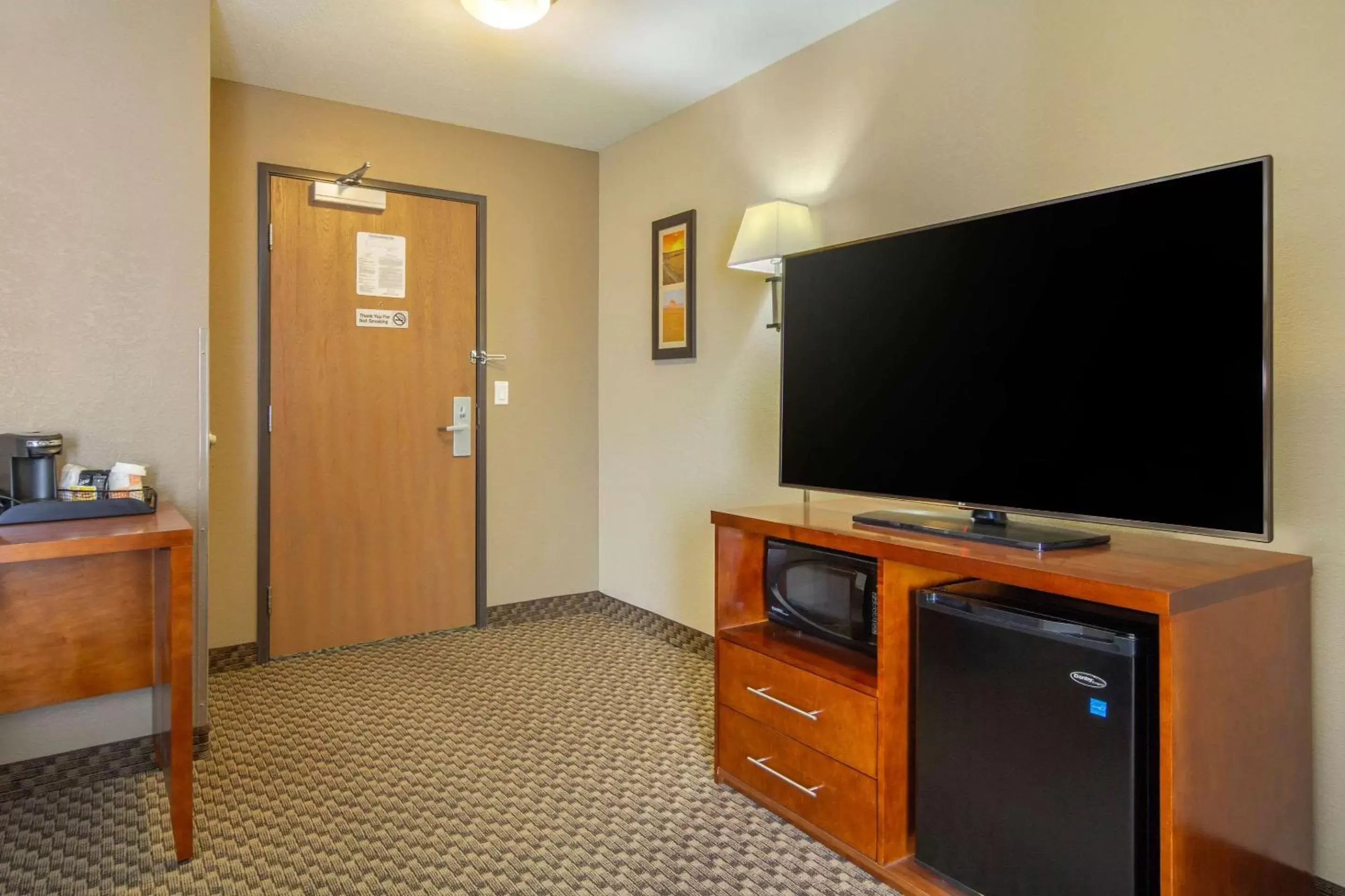 Photo of the whole room, TV/Entertainment Center in Comfort Inn Sterling