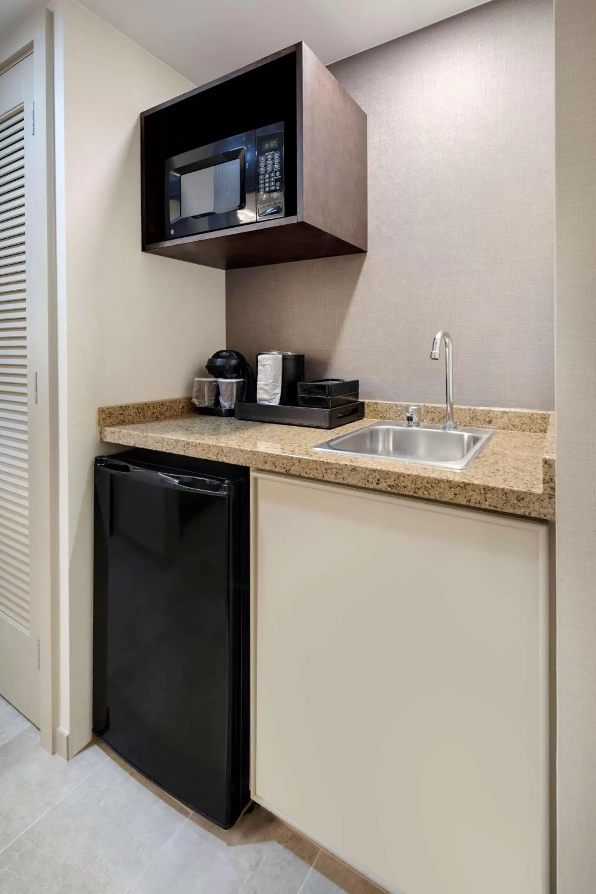 Kitchen or kitchenette, Kitchen/Kitchenette in Embassy Suites by Hilton Detroit Troy Auburn Hills