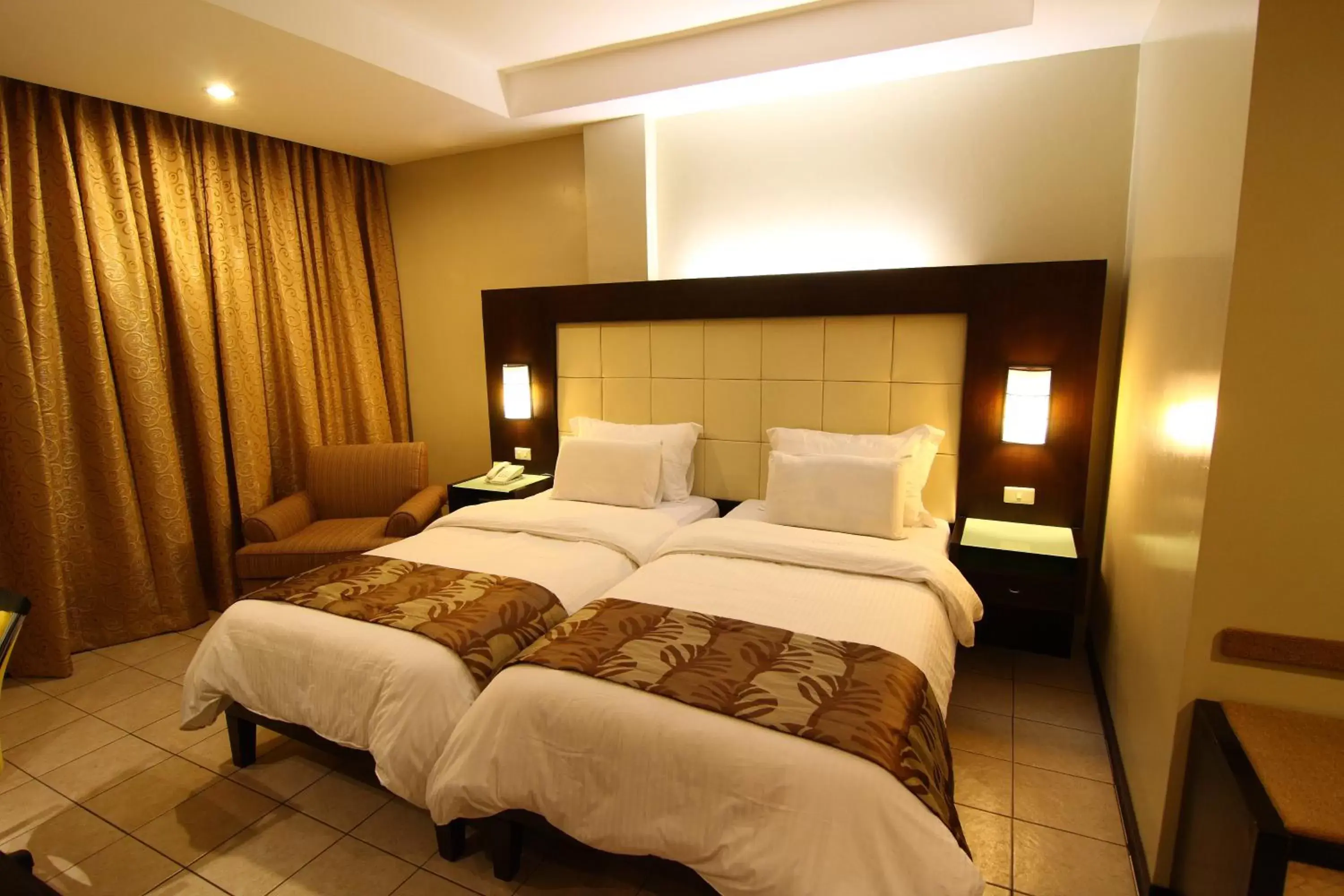 Bed in Circle Inn Hotel and Suites Bacolod