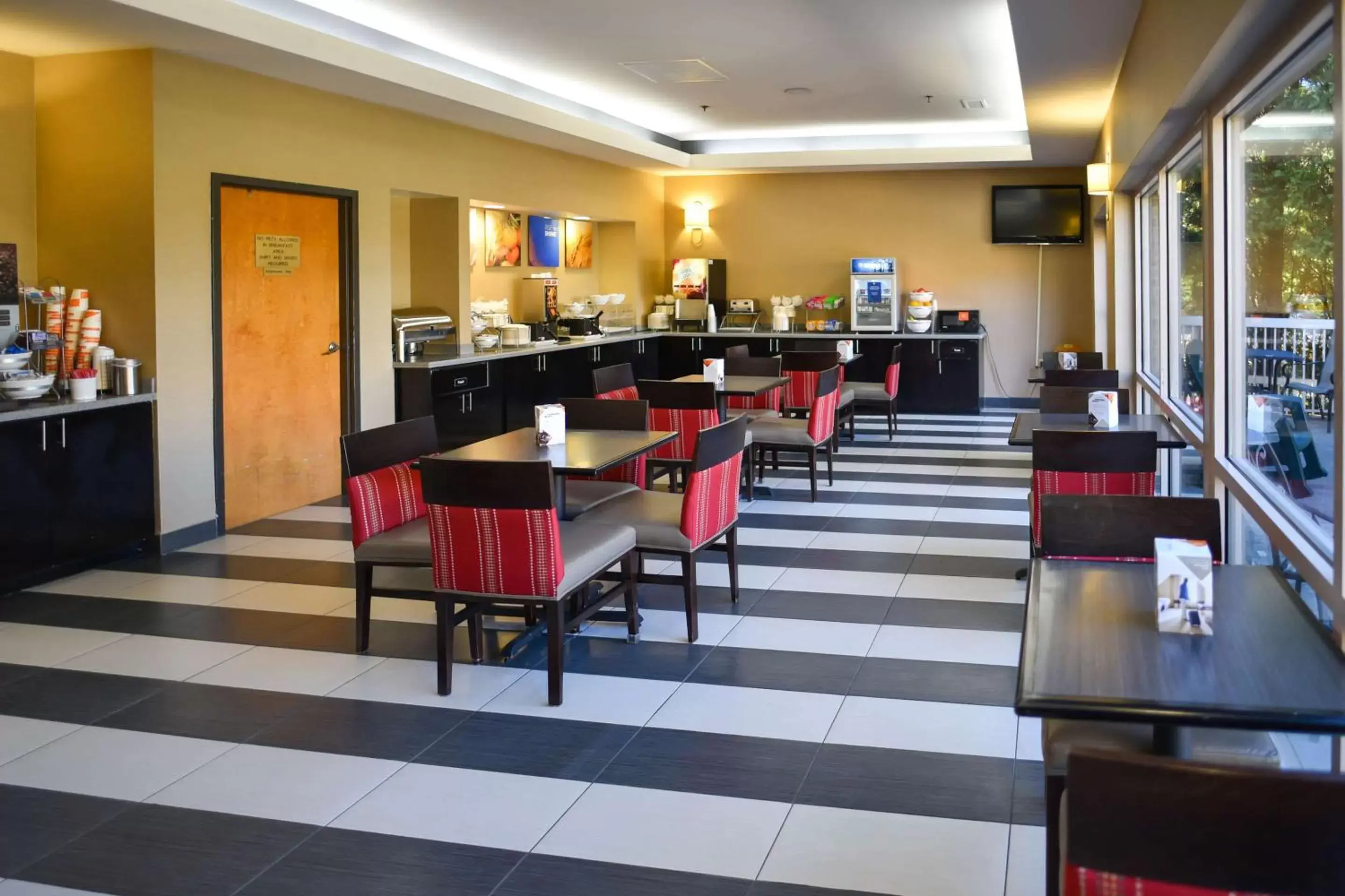 Restaurant/Places to Eat in Comfort Suites Inn at Ridgewood Farm