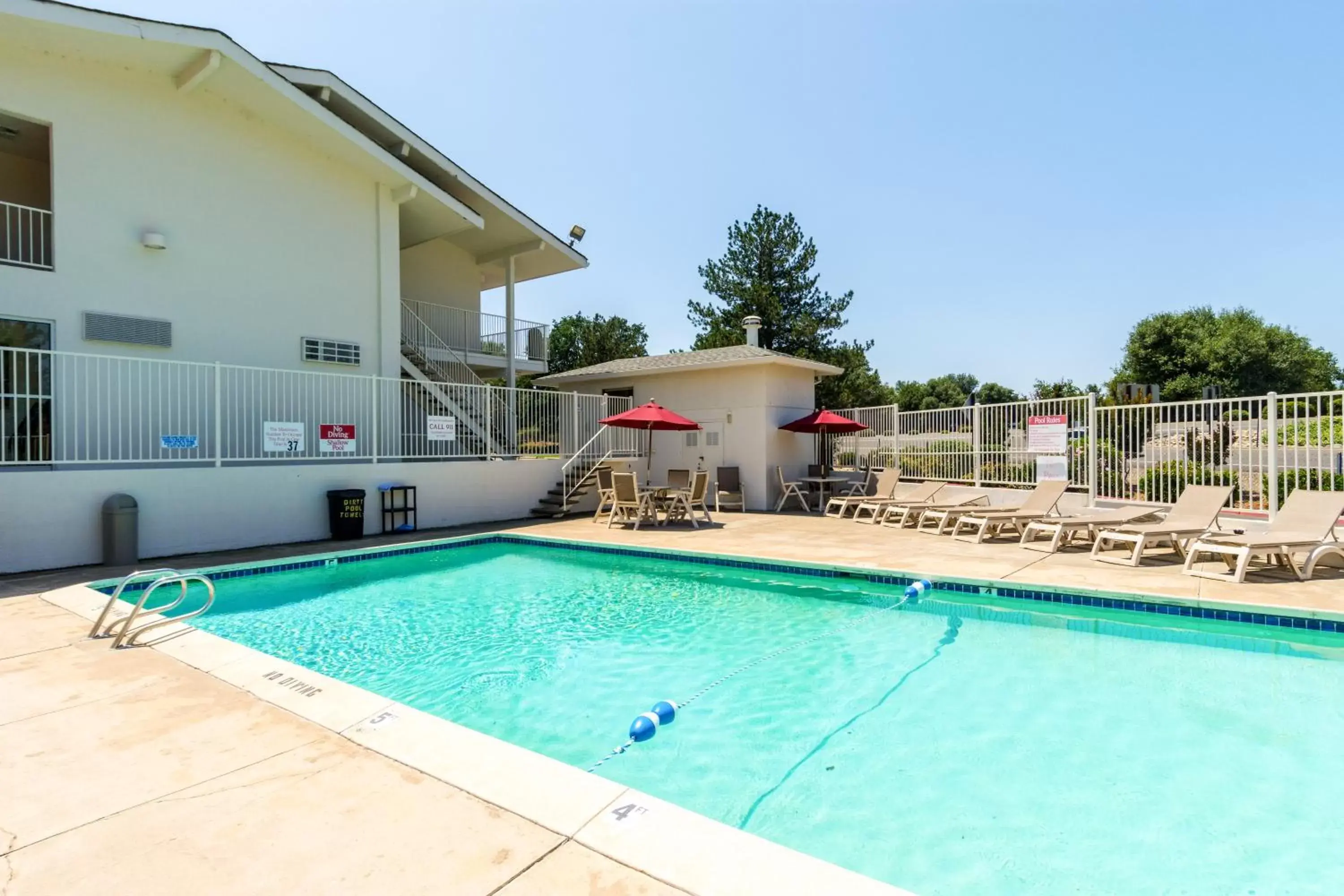 Swimming pool, Property Building in Motel 6-Redding, CA - Central