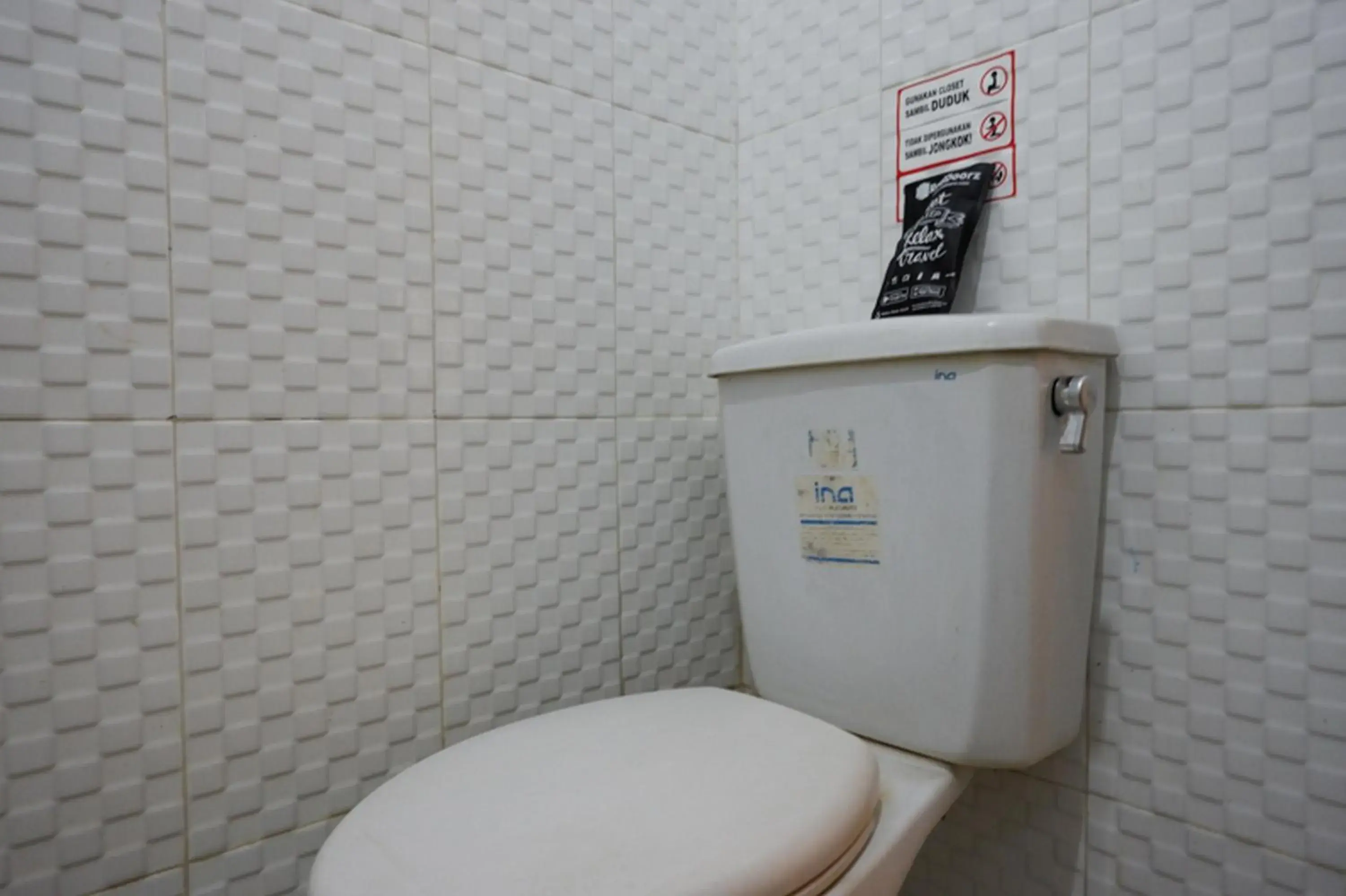 Bathroom in RedDoorz @ Hotel Citra Indah