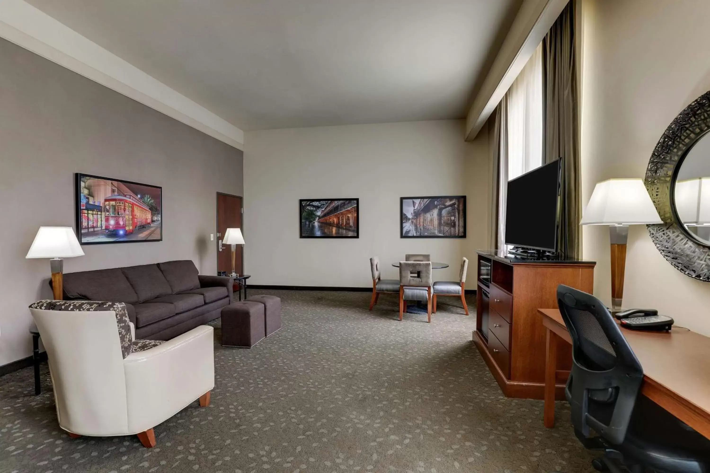 Photo of the whole room, Seating Area in Drury Plaza Hotel New Orleans