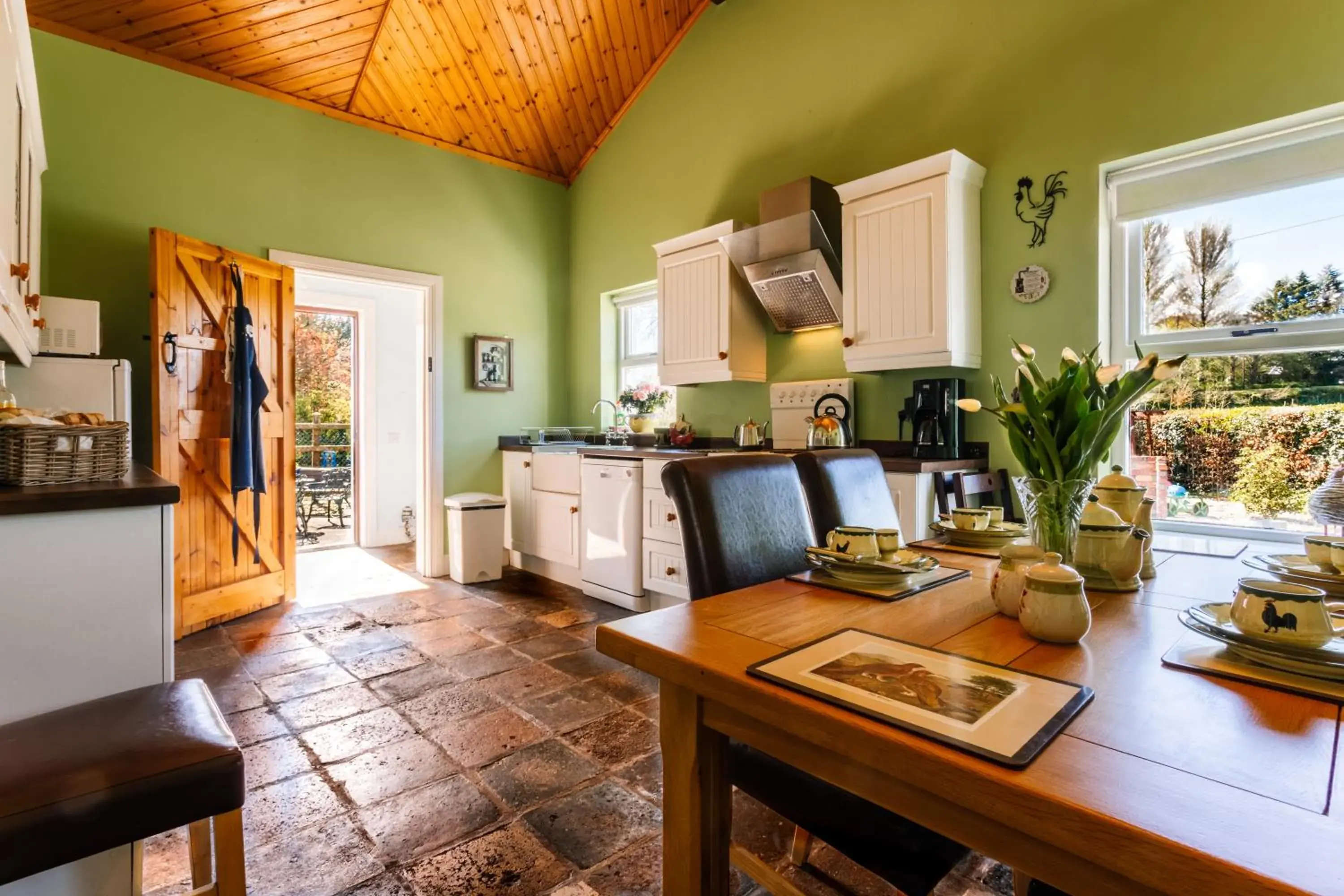 Kitchen or kitchenette, Lobby/Reception in Brookhall Cottages