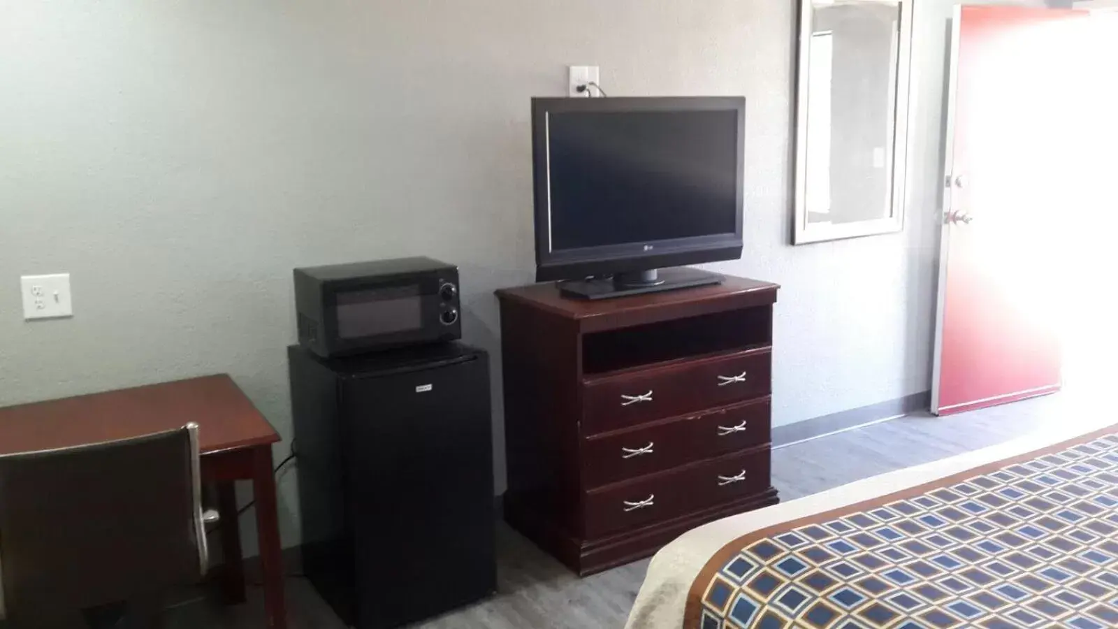 TV and multimedia, TV/Entertainment Center in Paris Inn and Suites