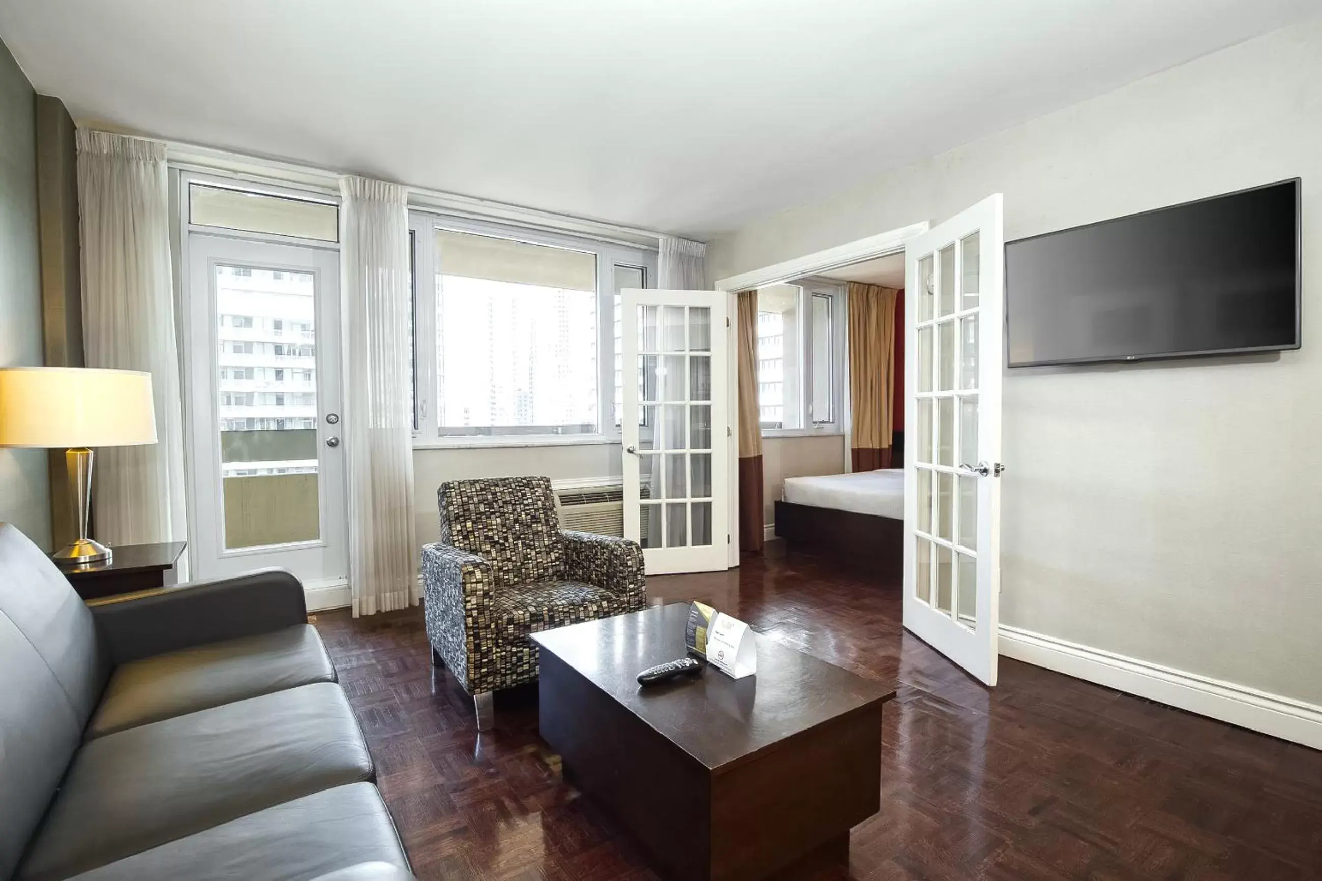 Living room, Seating Area in Town Inn Suites Hotel