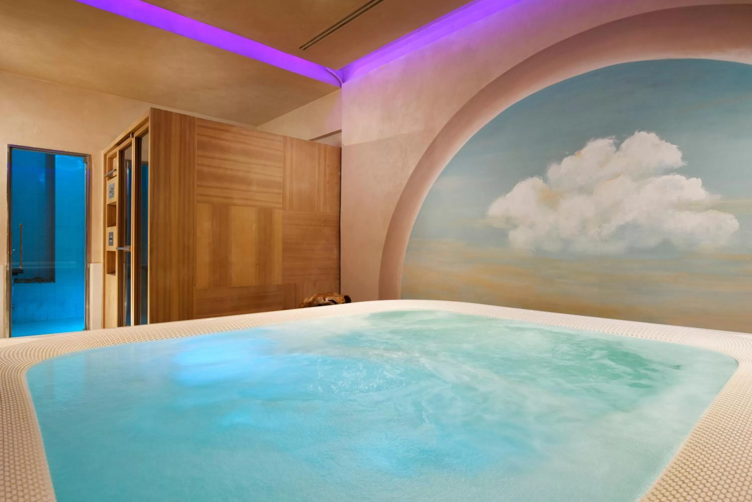 Hot Tub in Leon's Place Hotel In Rome