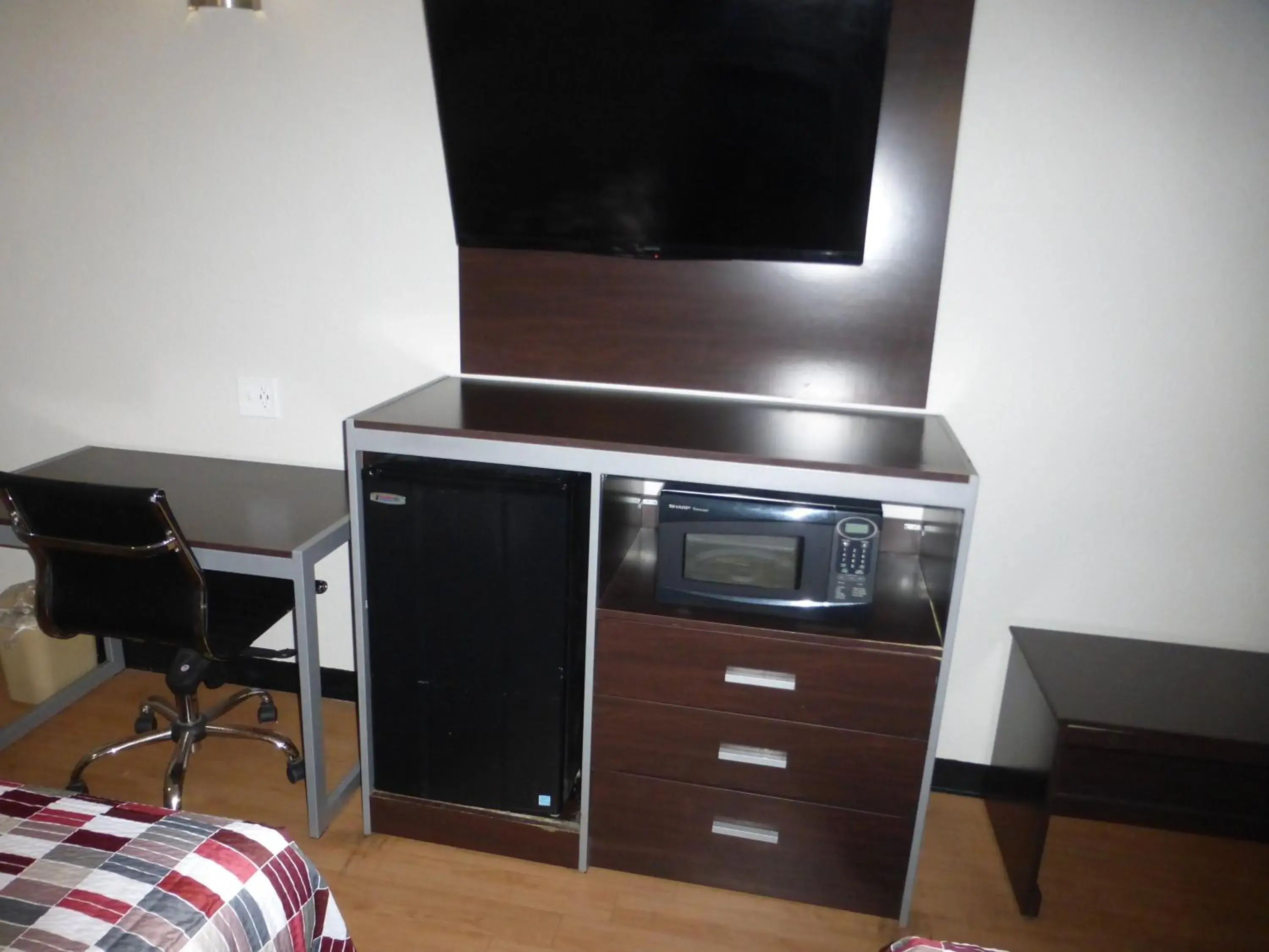 Bedroom, TV/Entertainment Center in Red Roof Inn Corpus Christi North - Near Downtown