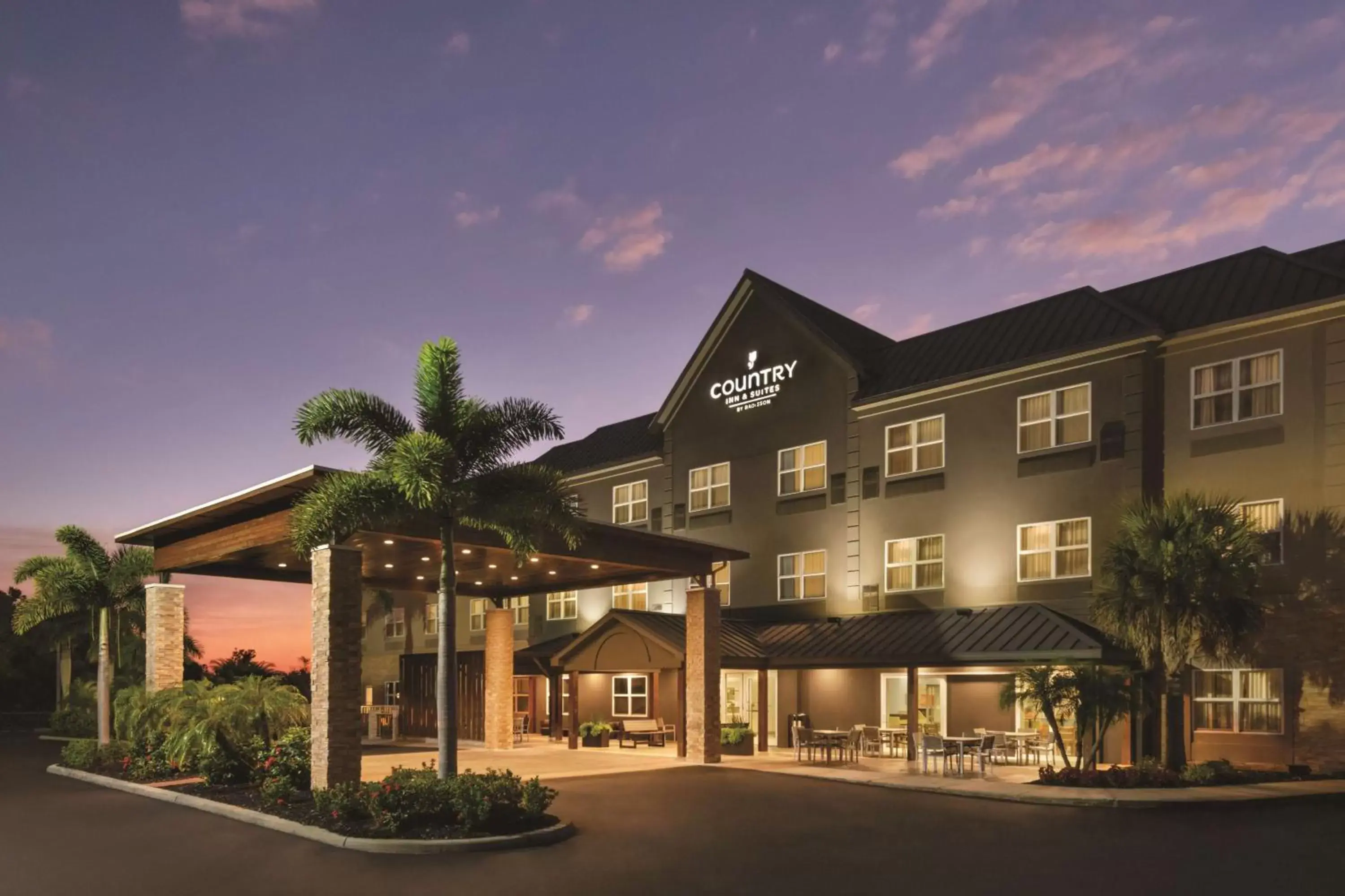 Property building in Country Inn & Suites by Radisson, Bradenton-Lakewood-Ranch, FL