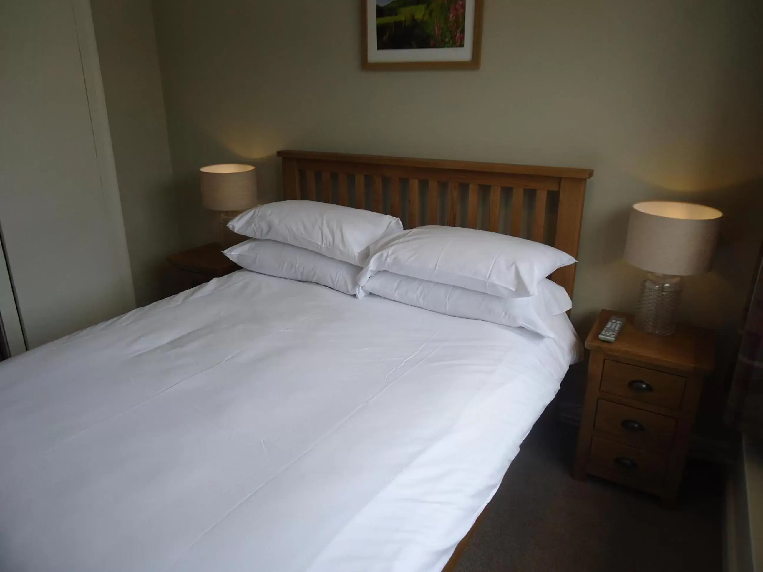 Photo of the whole room, Bed in Royal Oak Hotel