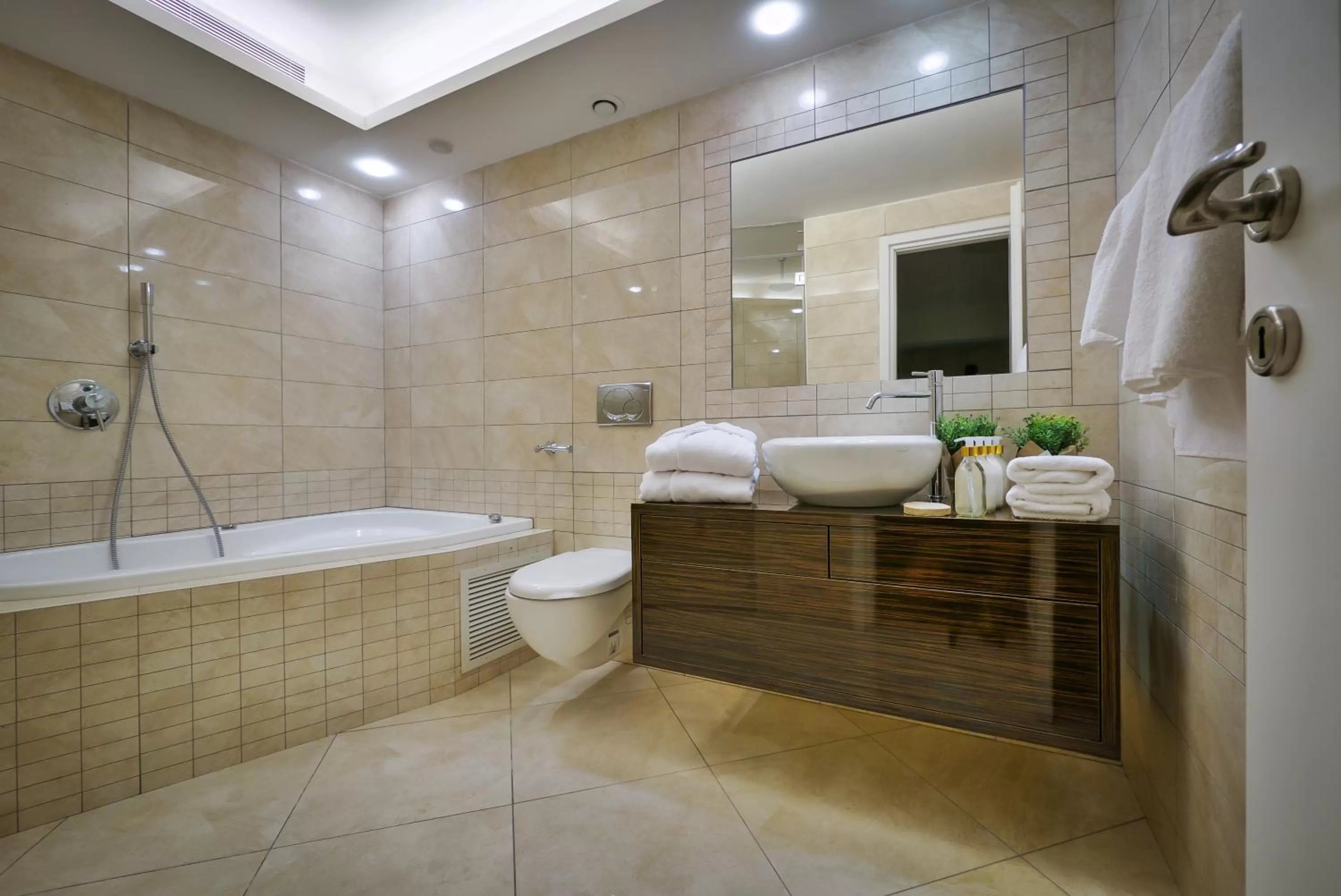 Hot Tub in 21st Floor Hotel