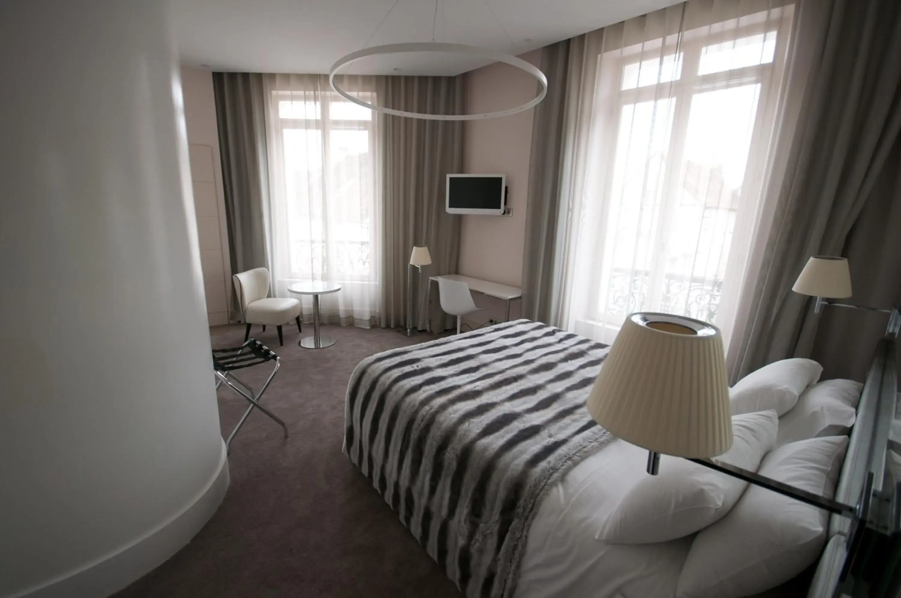 Photo of the whole room, Bed in Le Cesar Hotel