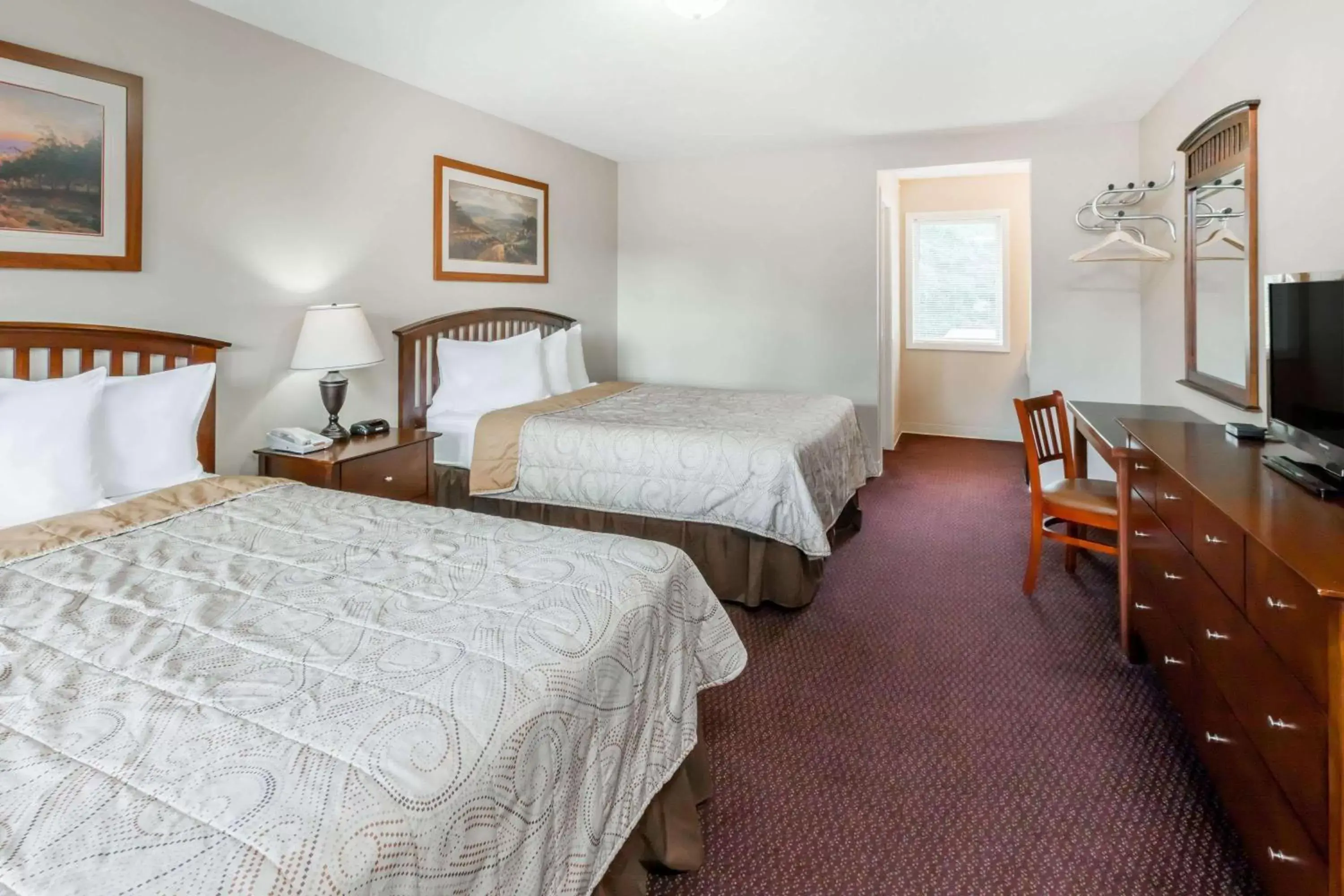 Photo of the whole room in Howard Johnson by Wyndham Traverse City