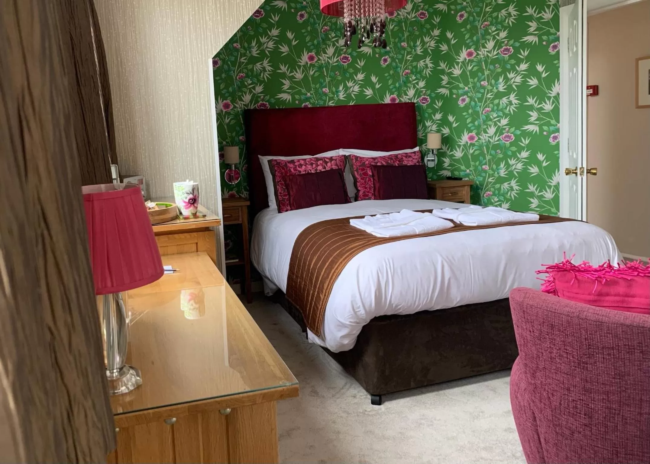 Photo of the whole room, Bed in Ramsey House - Luxury Licensed B&B - Parking and Guest Lounge