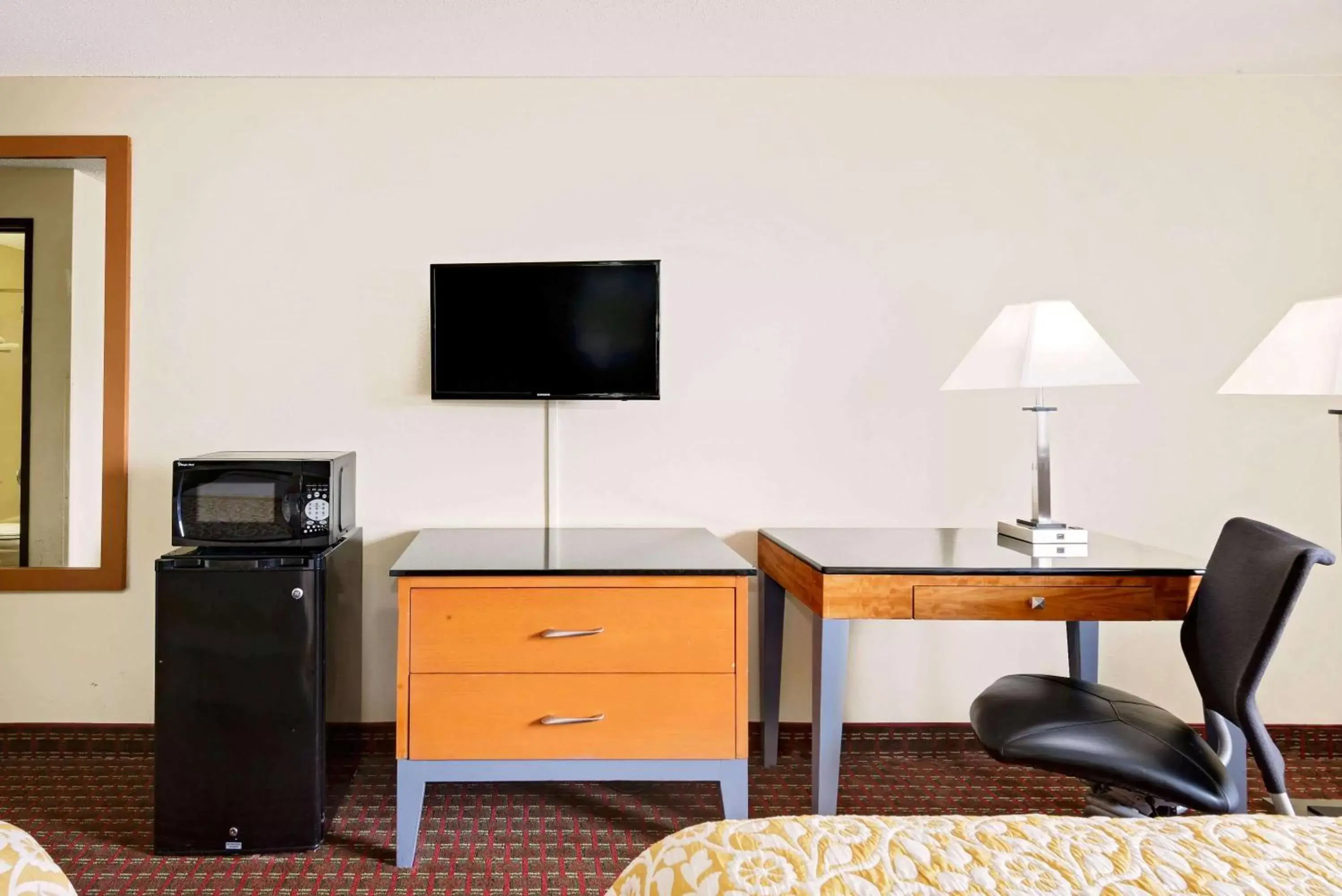 Photo of the whole room, TV/Entertainment Center in Days Inn by Wyndham Fort Dodge