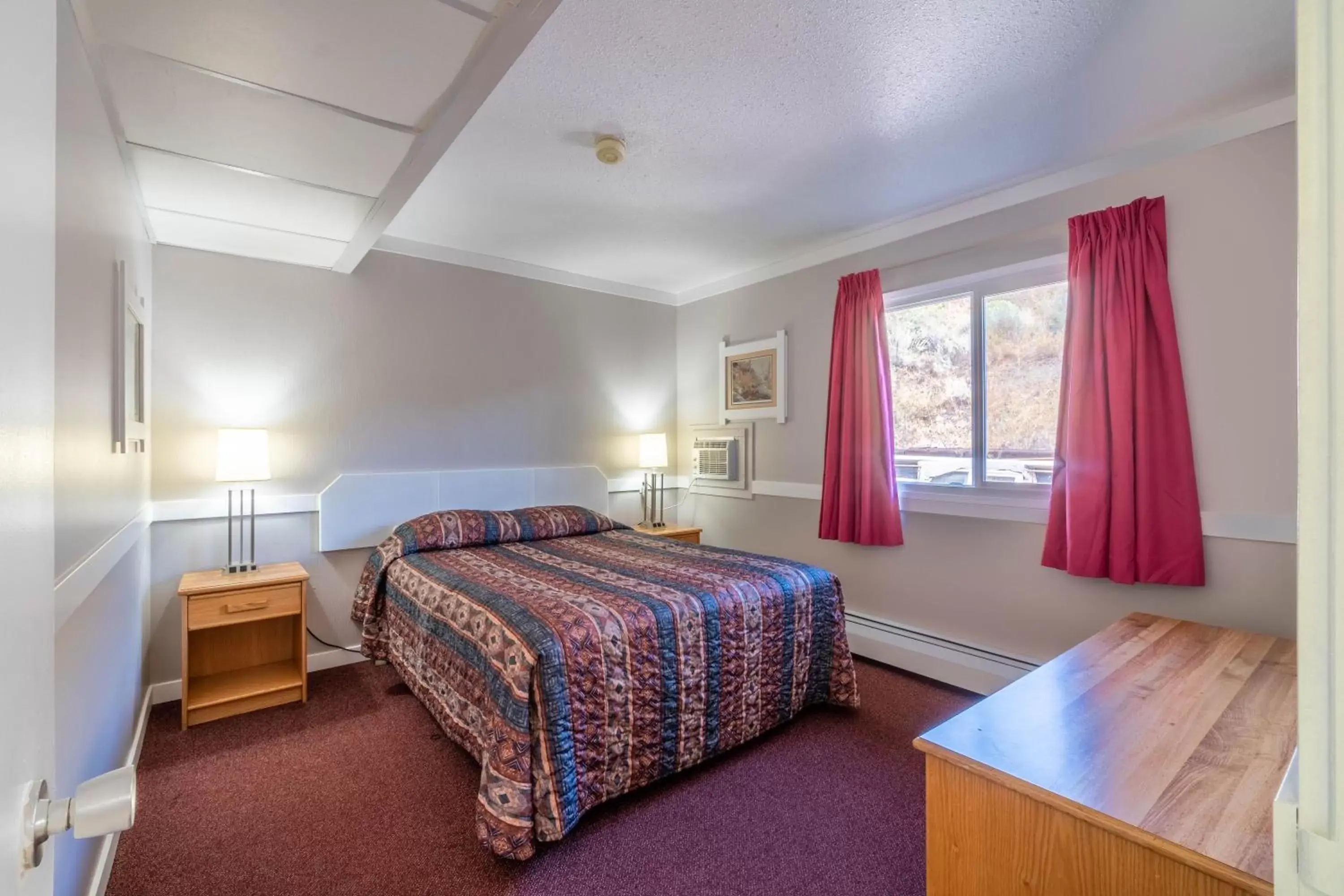 Photo of the whole room, Bed in Canada's Best Value Desert Inn & Suites