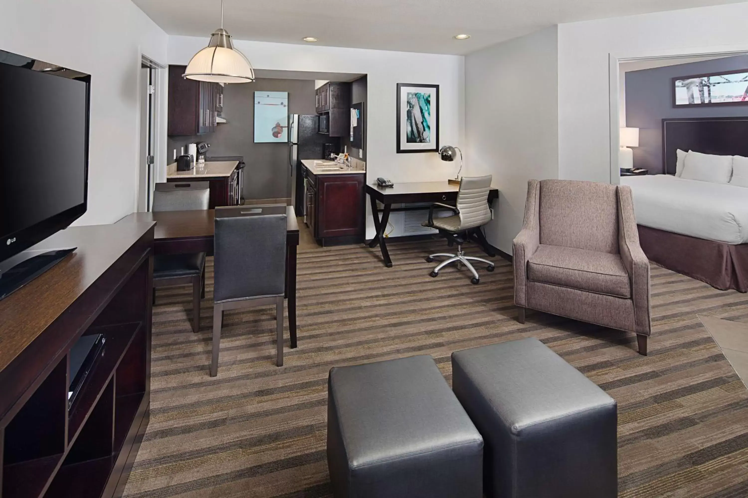 Photo of the whole room in Hyatt House Belmont Redwood Shores