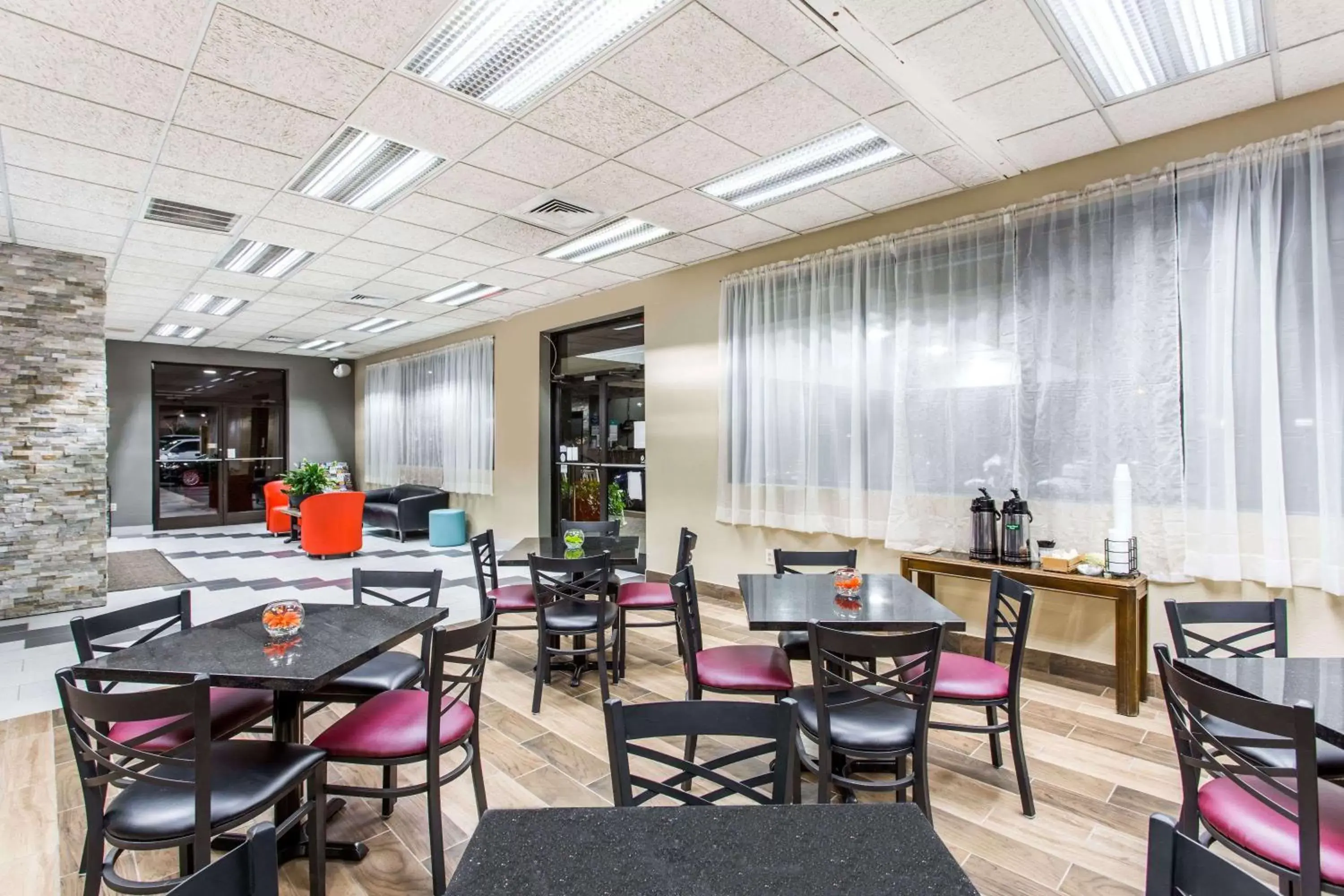 Lobby or reception, Restaurant/Places to Eat in Days Inn by Wyndham Wilkesboro