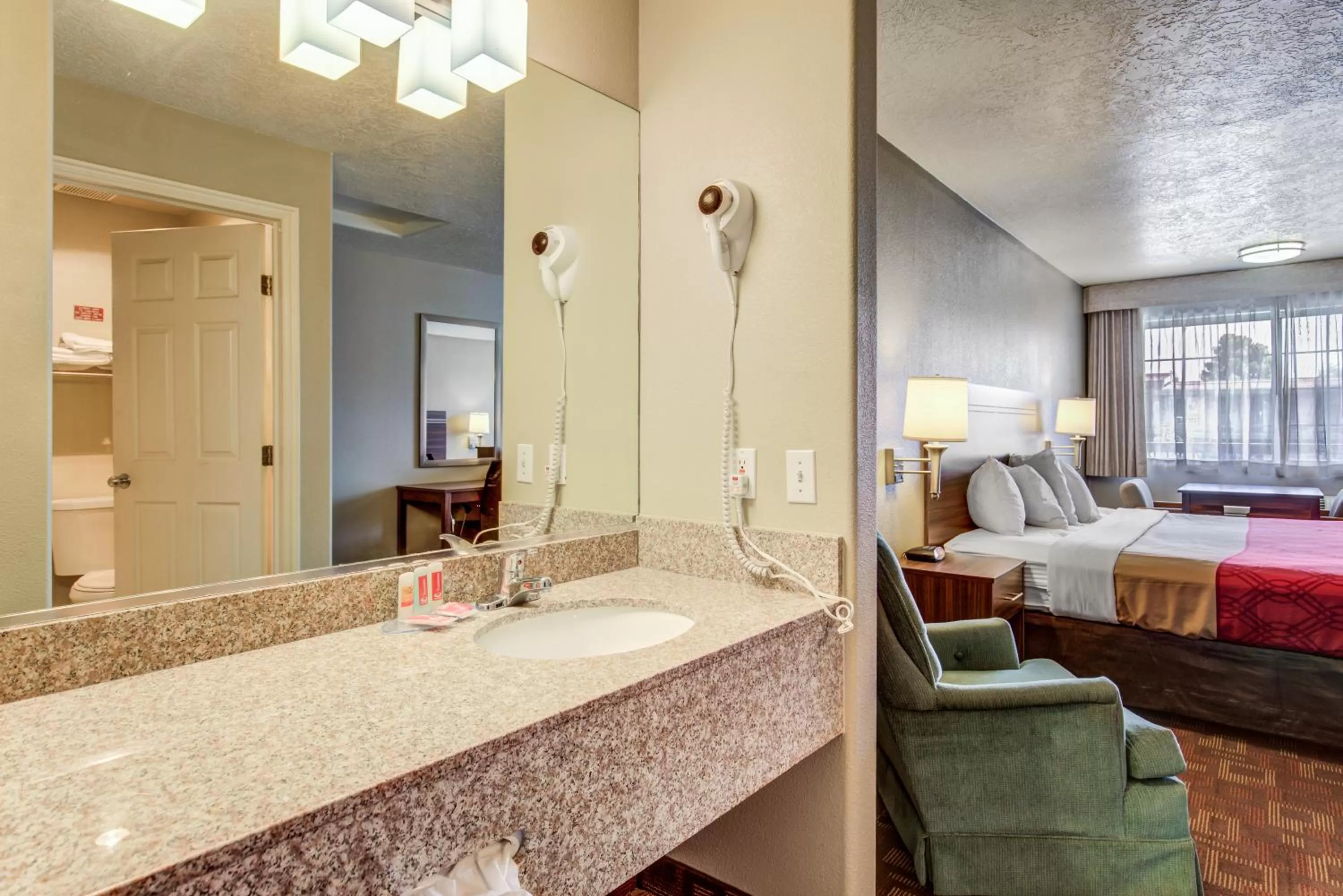 Bathroom, Bed in Econo Lodge St George North - Near Pioneer Park