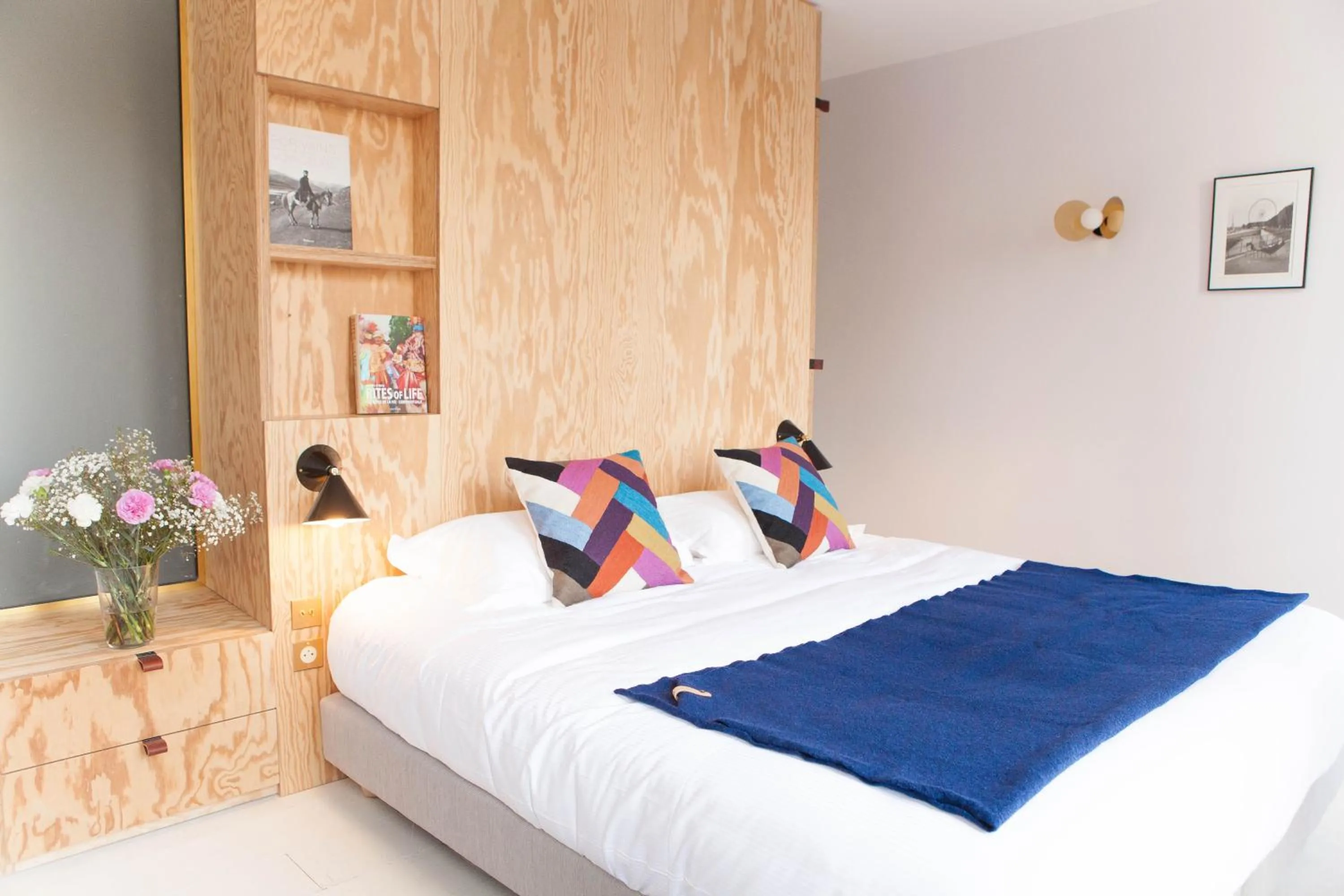 Photo of the whole room, Bed in Hôtel Montholon