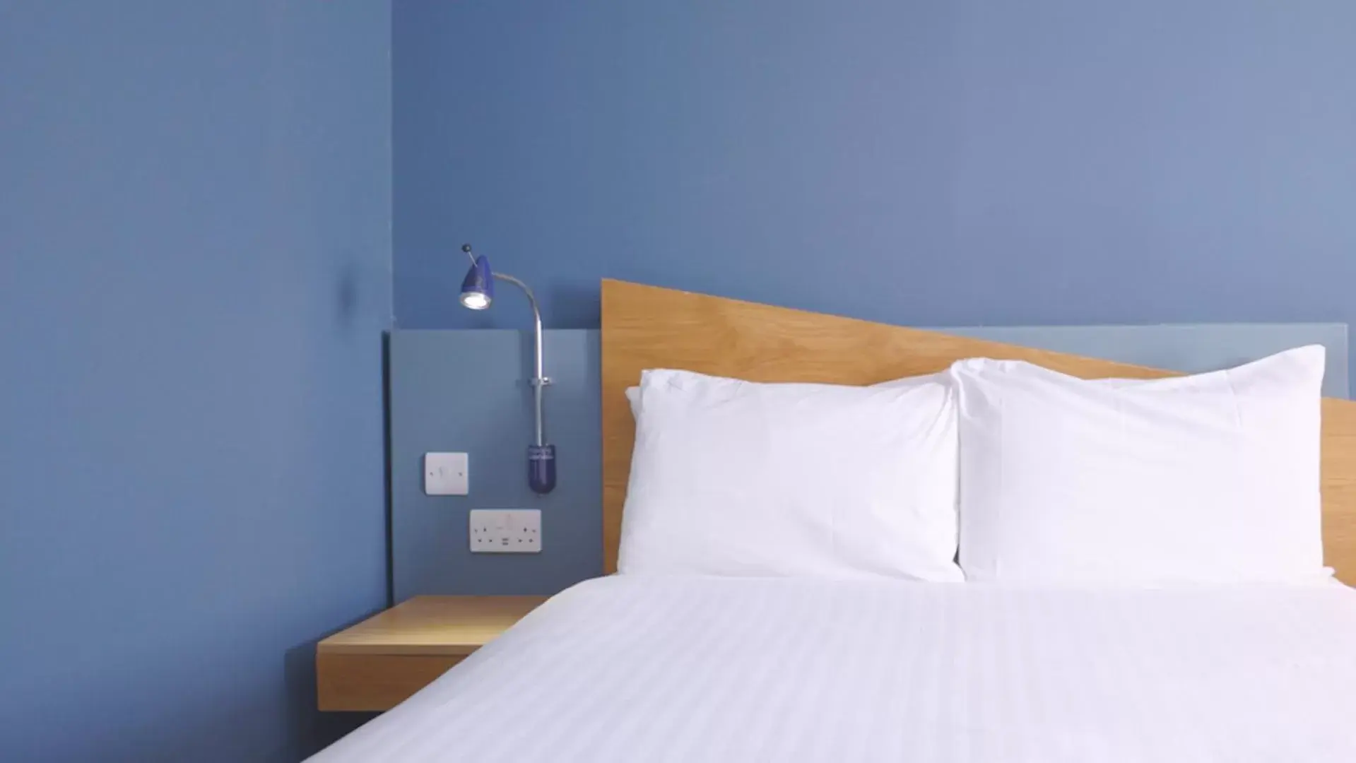 Bed in Holiday Inn Express Aberdeen City Centre, an IHG Hotel