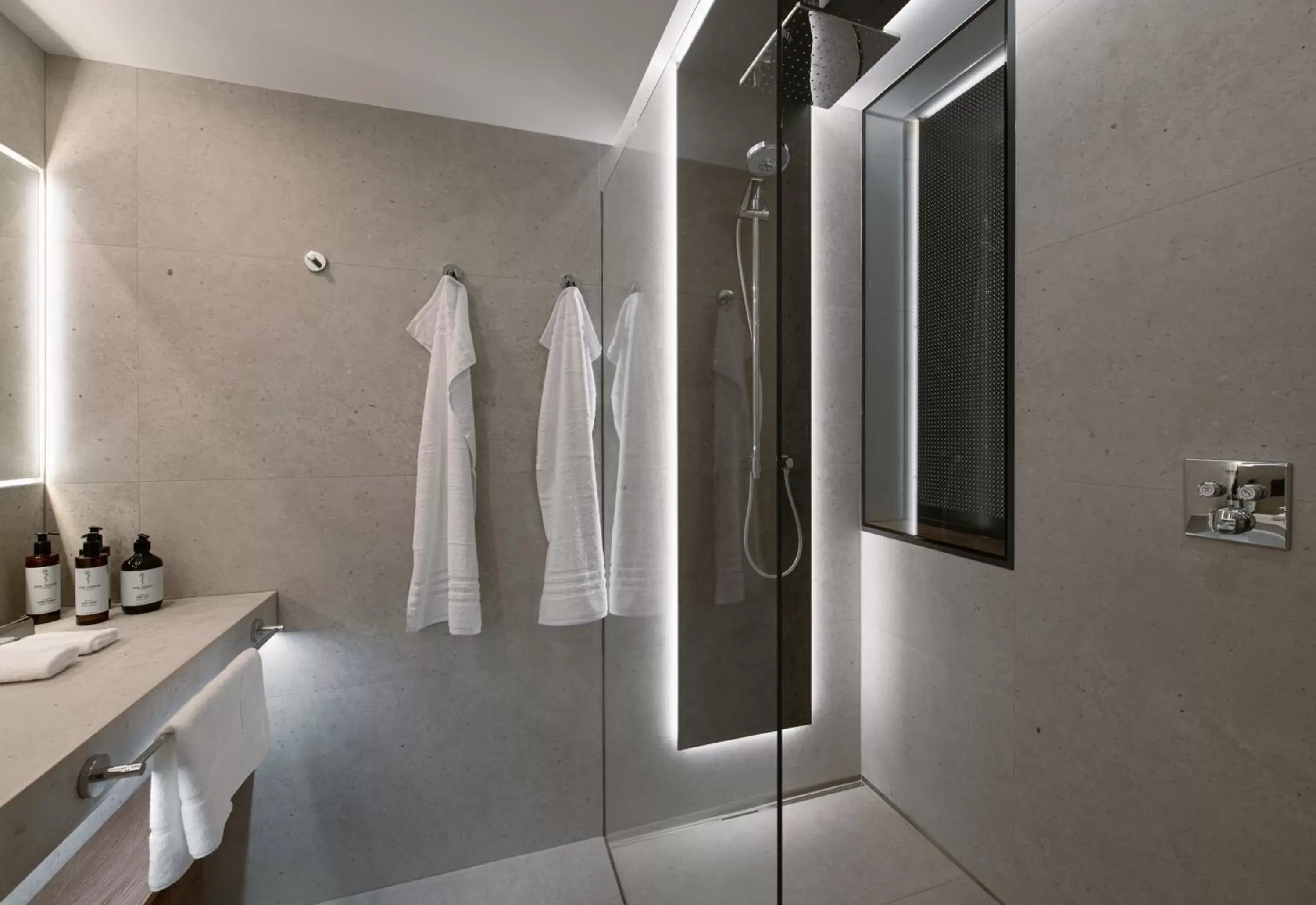 Shower, Bathroom in Hotel VierJahreszeiten am Seilersee
