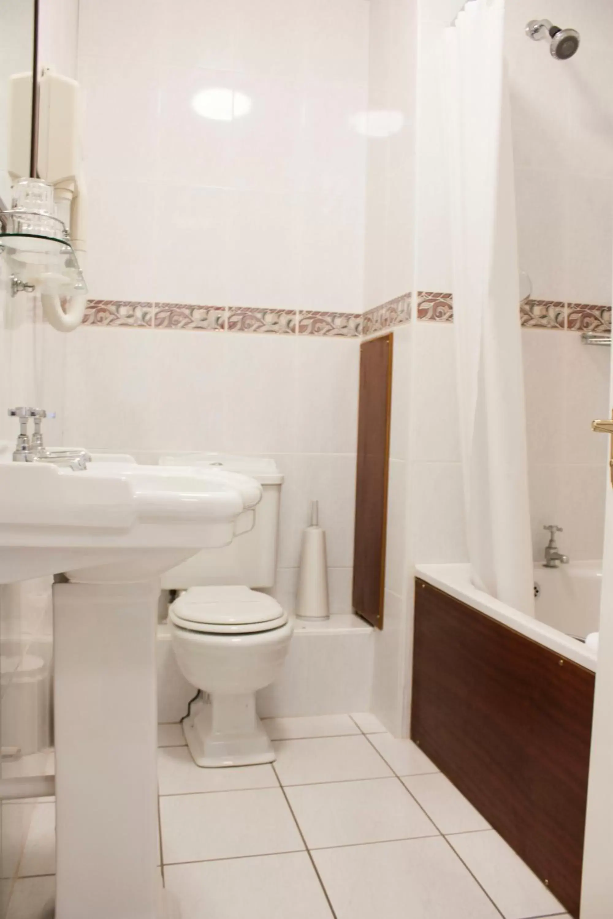 Shower, Bathroom in Rhu Glenn Hotel