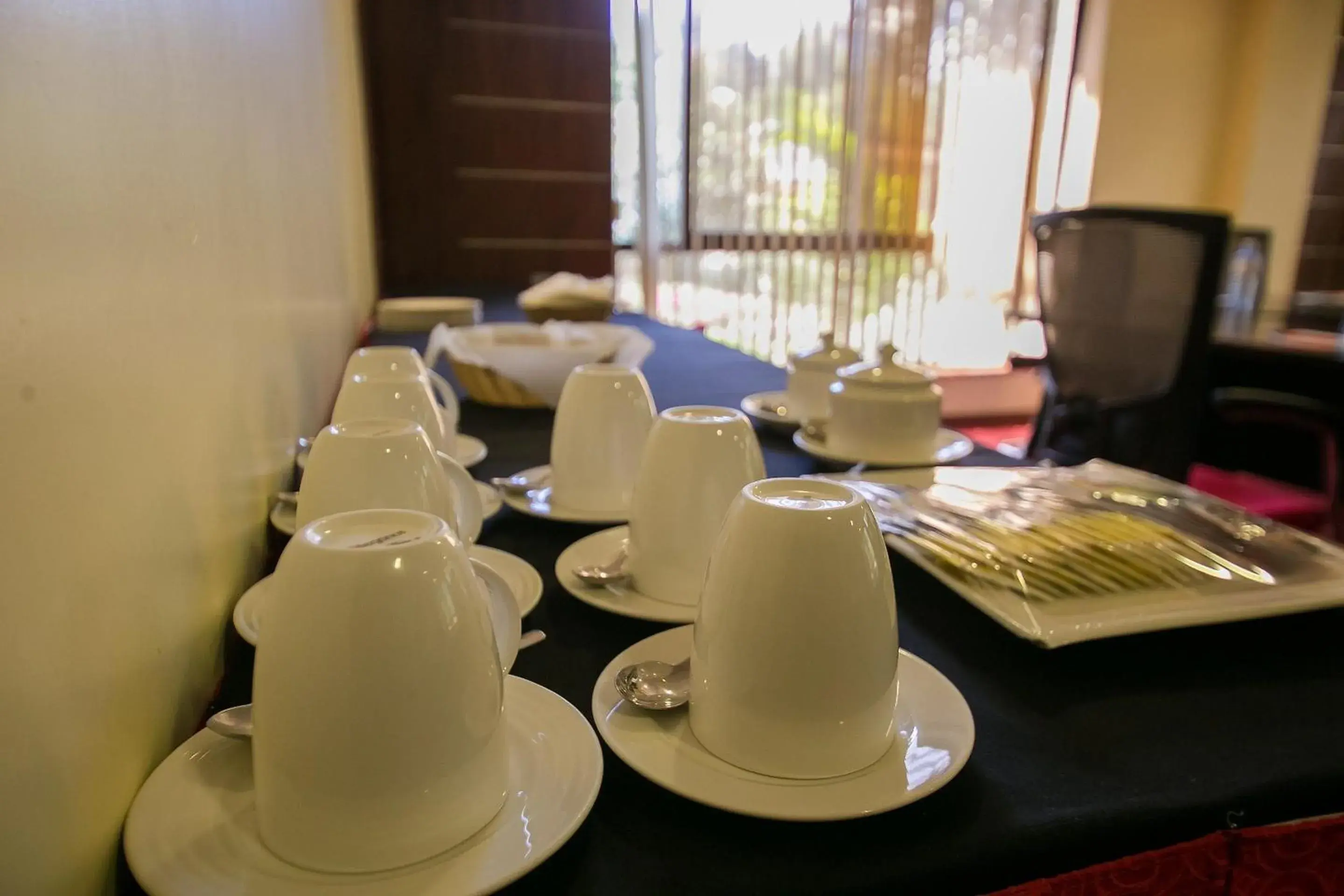 Coffee/tea facilities, Restaurant/Places to Eat in Waridi Paradise Hotel and Suites