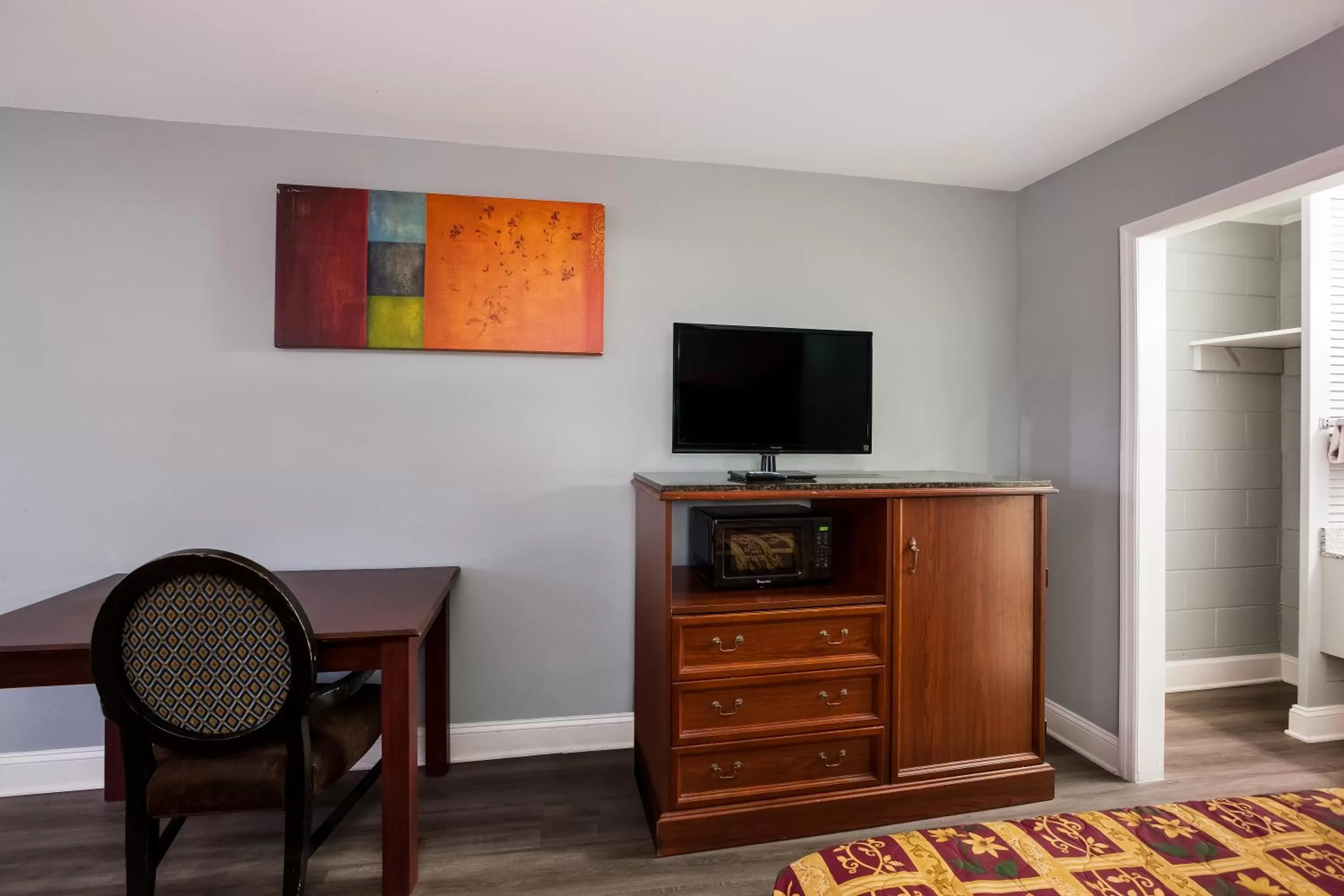 TV and multimedia in Knights Inn Fayetteville - Fort Bragg