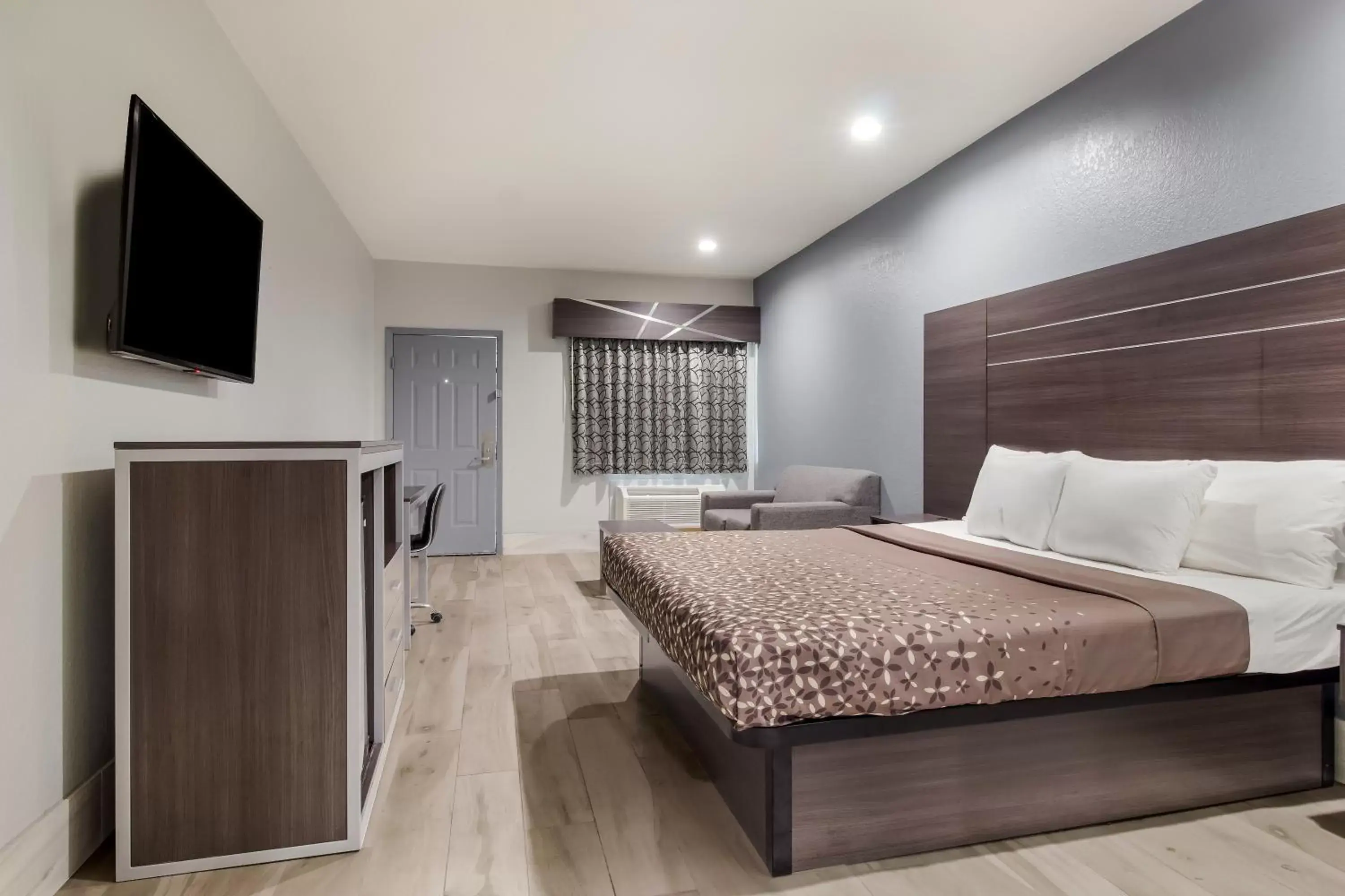 Guests, Bed in Americas Best Value Platinum Inn & Suites