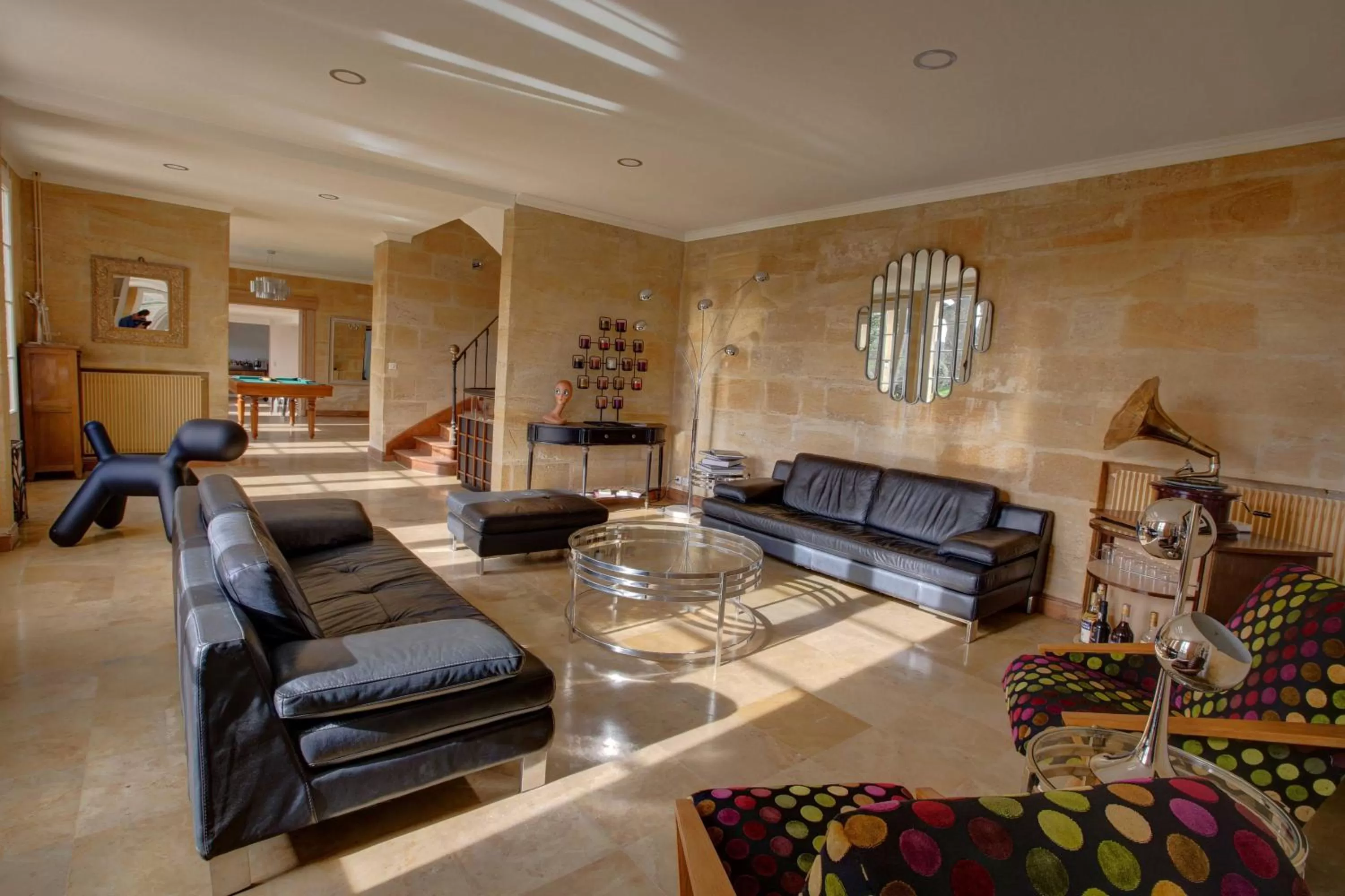 Communal lounge/ TV room in Chateau du Palanquey & SPA