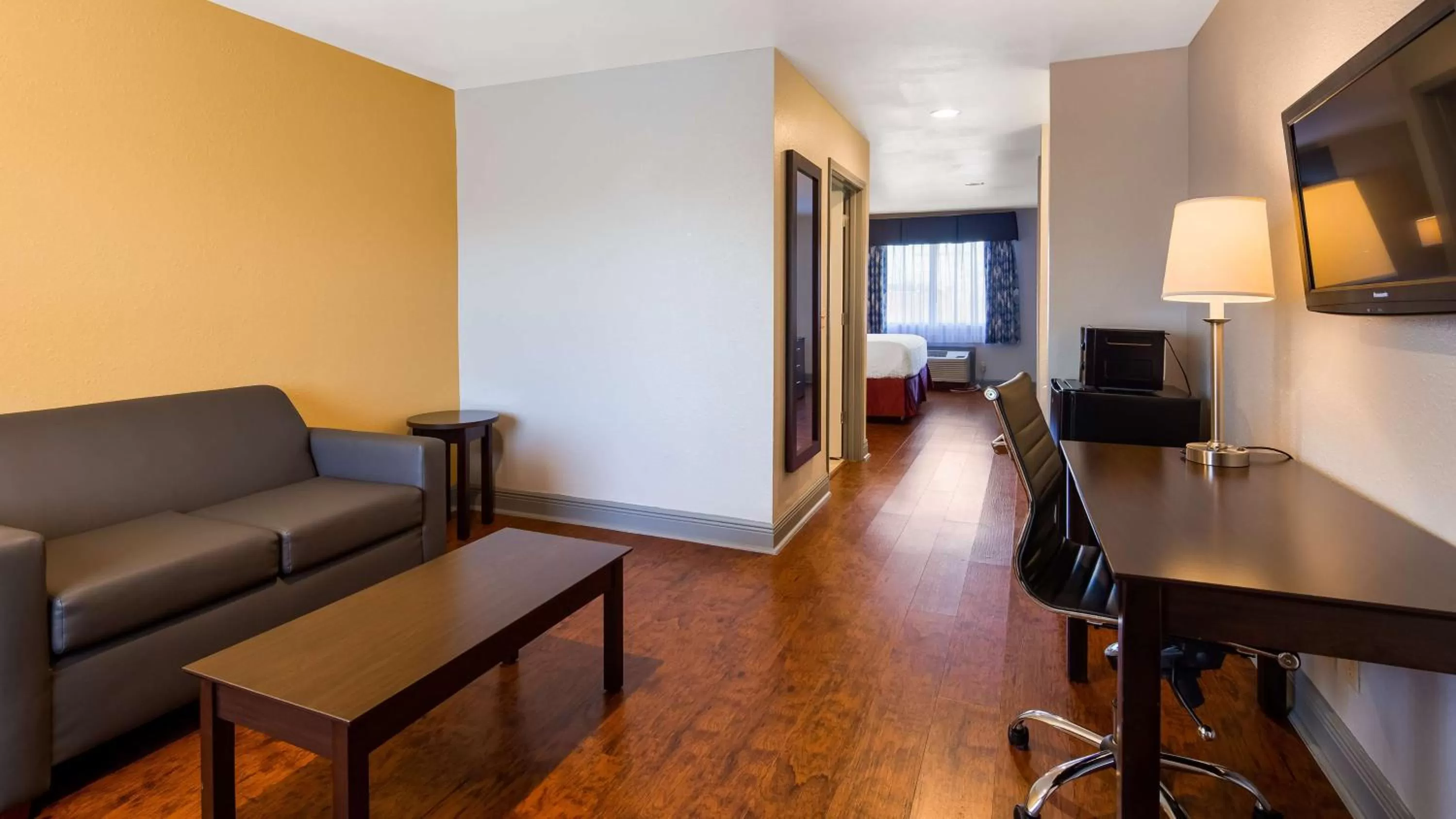 Photo of the whole room in SureStay Plus Hotel by Best Western Hammond