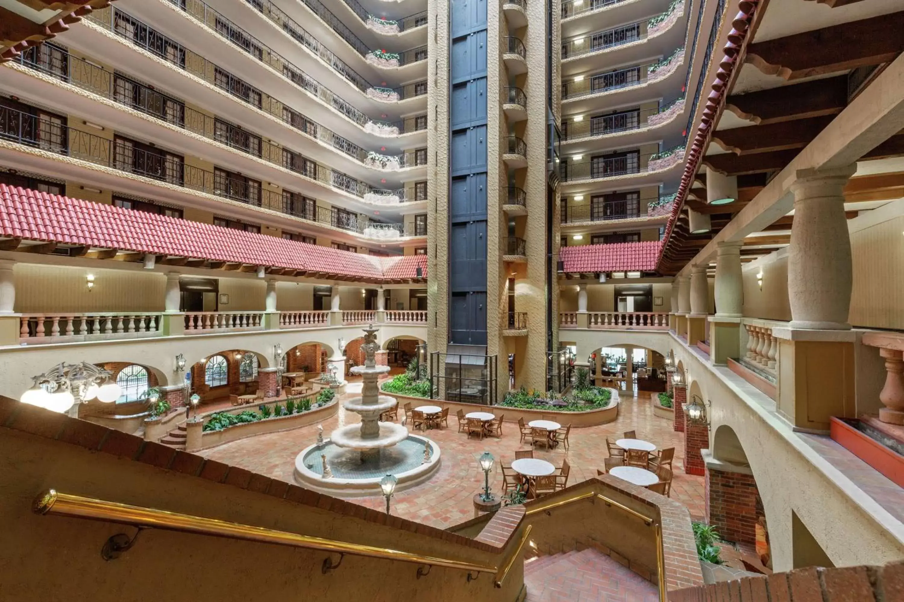 Lobby or reception, Restaurant/Places to Eat in Embassy Suites by Hilton Kansas City Plaza