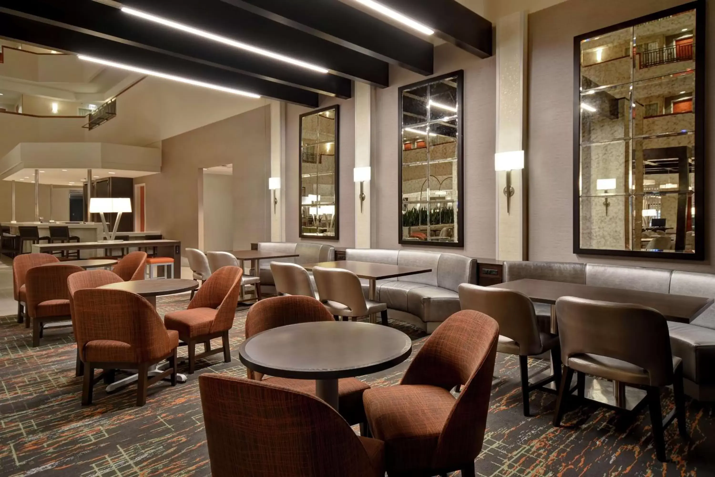 Restaurant/places to eat, Lounge/Bar in Embassy Suites Little Rock
