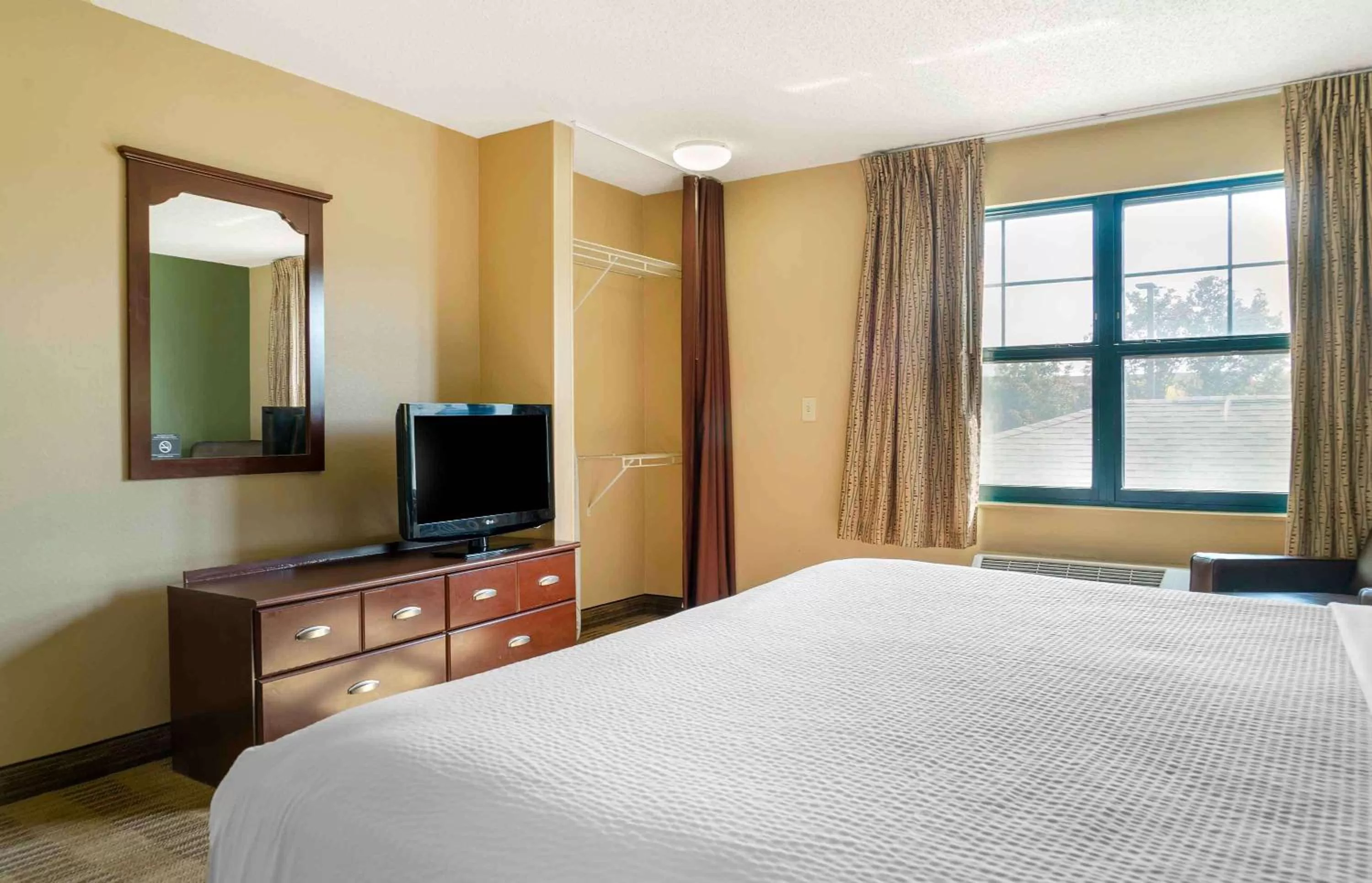 Bedroom, Bed in Extended Stay America Suites - Detroit - Canton
