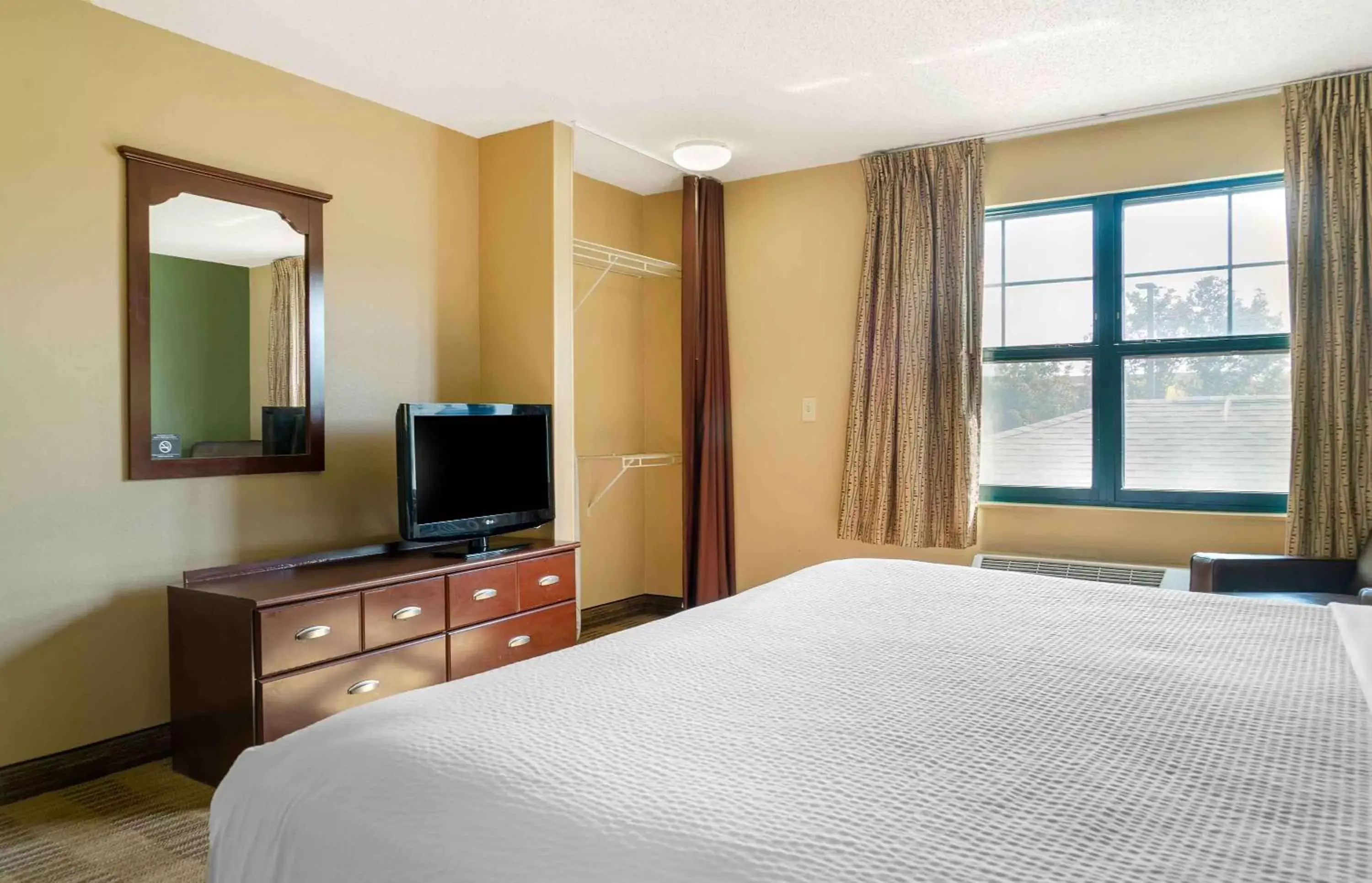Bedroom, TV/Entertainment Center in Extended Stay America Suites - Detroit - Canton