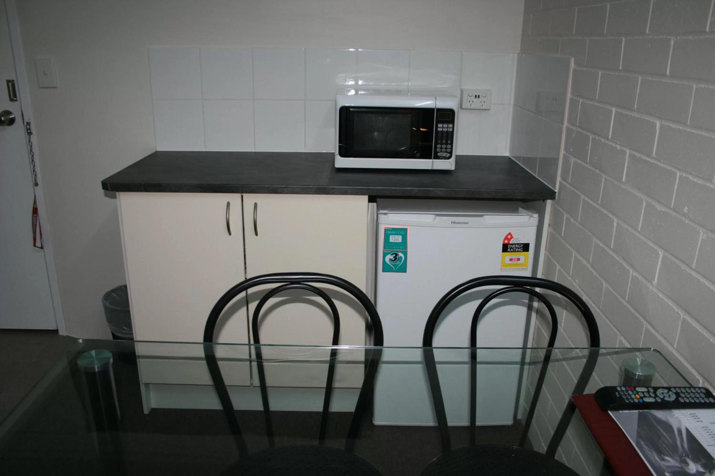 Kitchen or kitchenette in The Plains Motor Inn