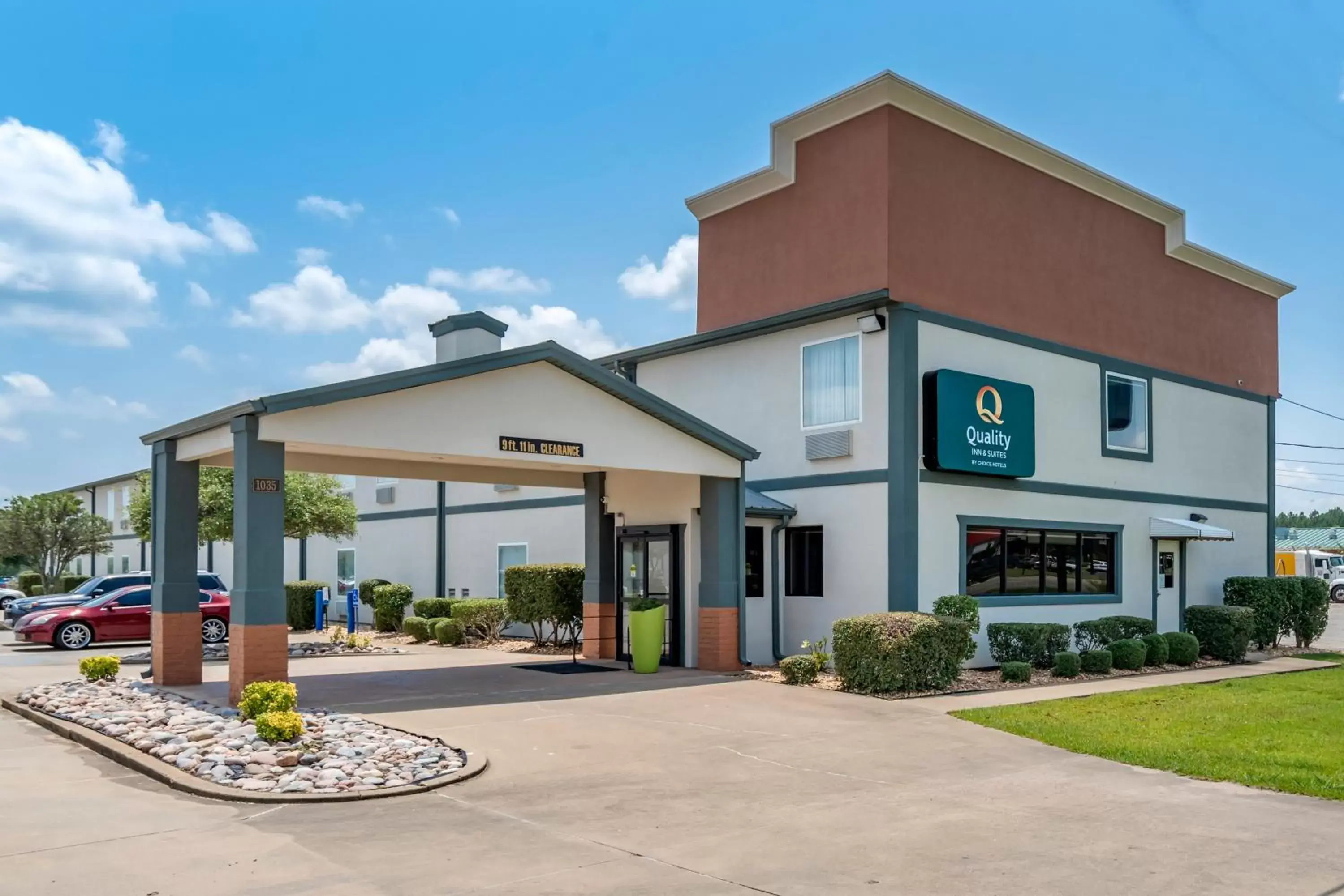 Property Building in Quality Inn & Suites