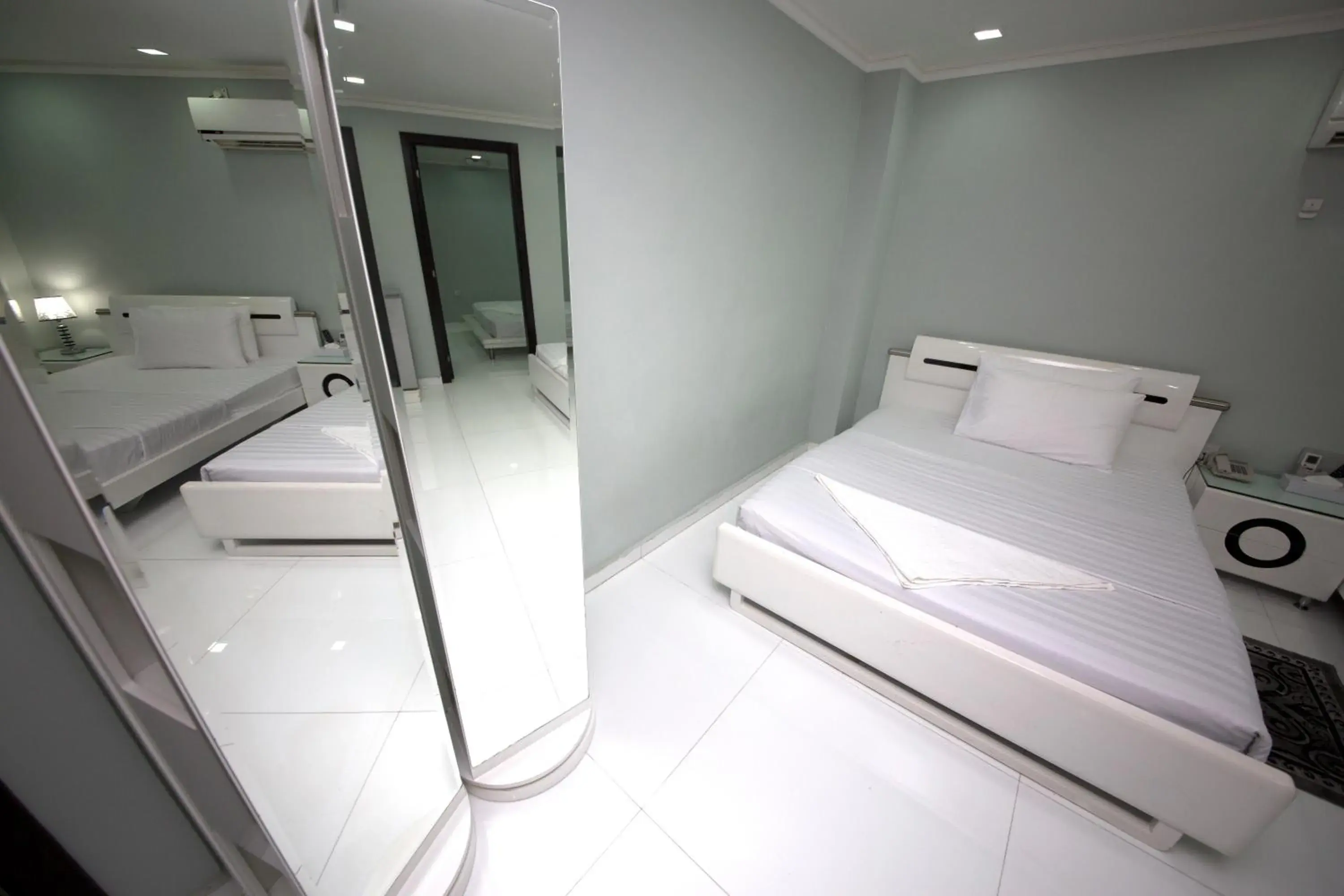 Bed, Bathroom in White Fort Hotel