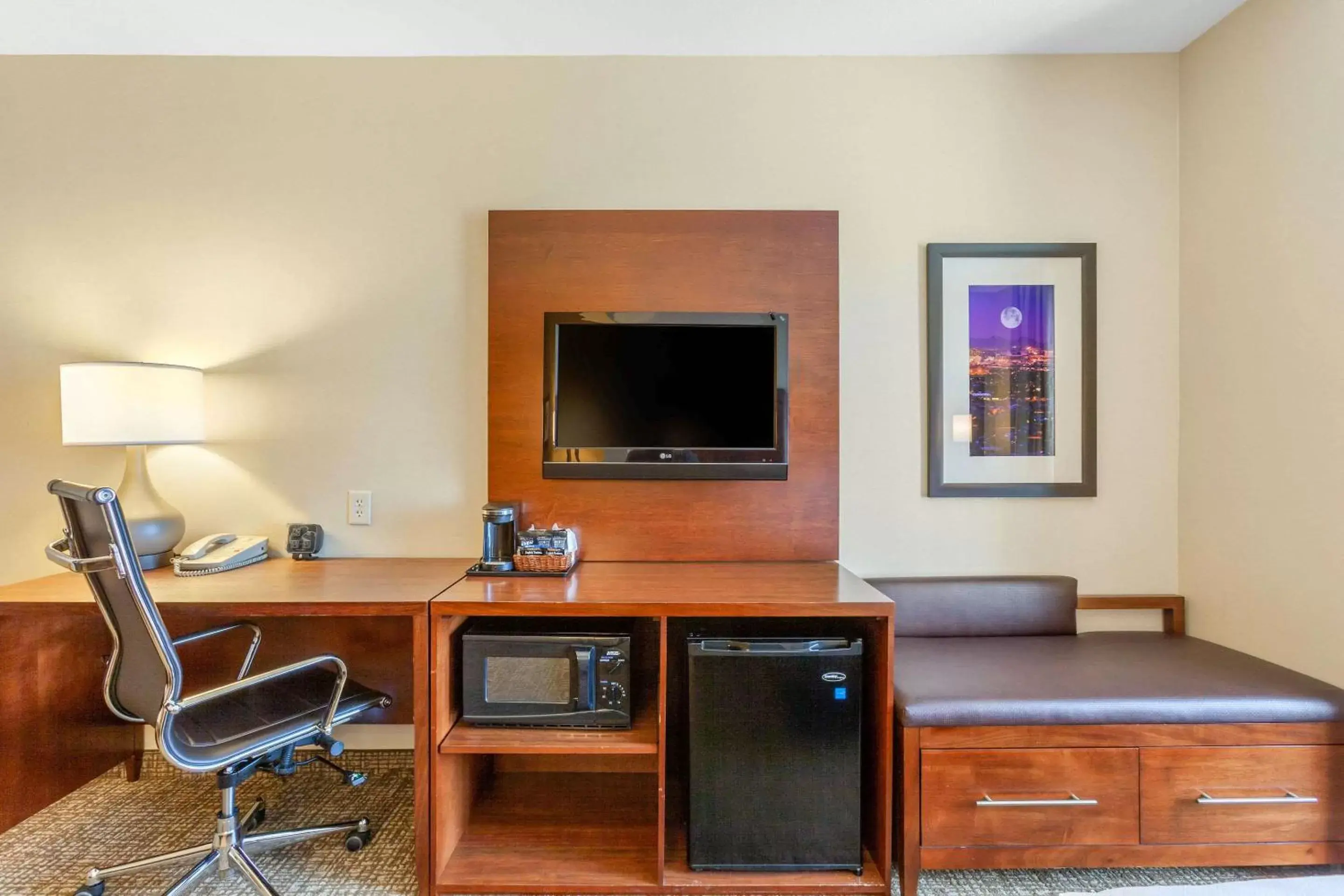 Photo of the whole room, TV/Entertainment Center in Comfort Suites Glendale - State Farm Stadium Area