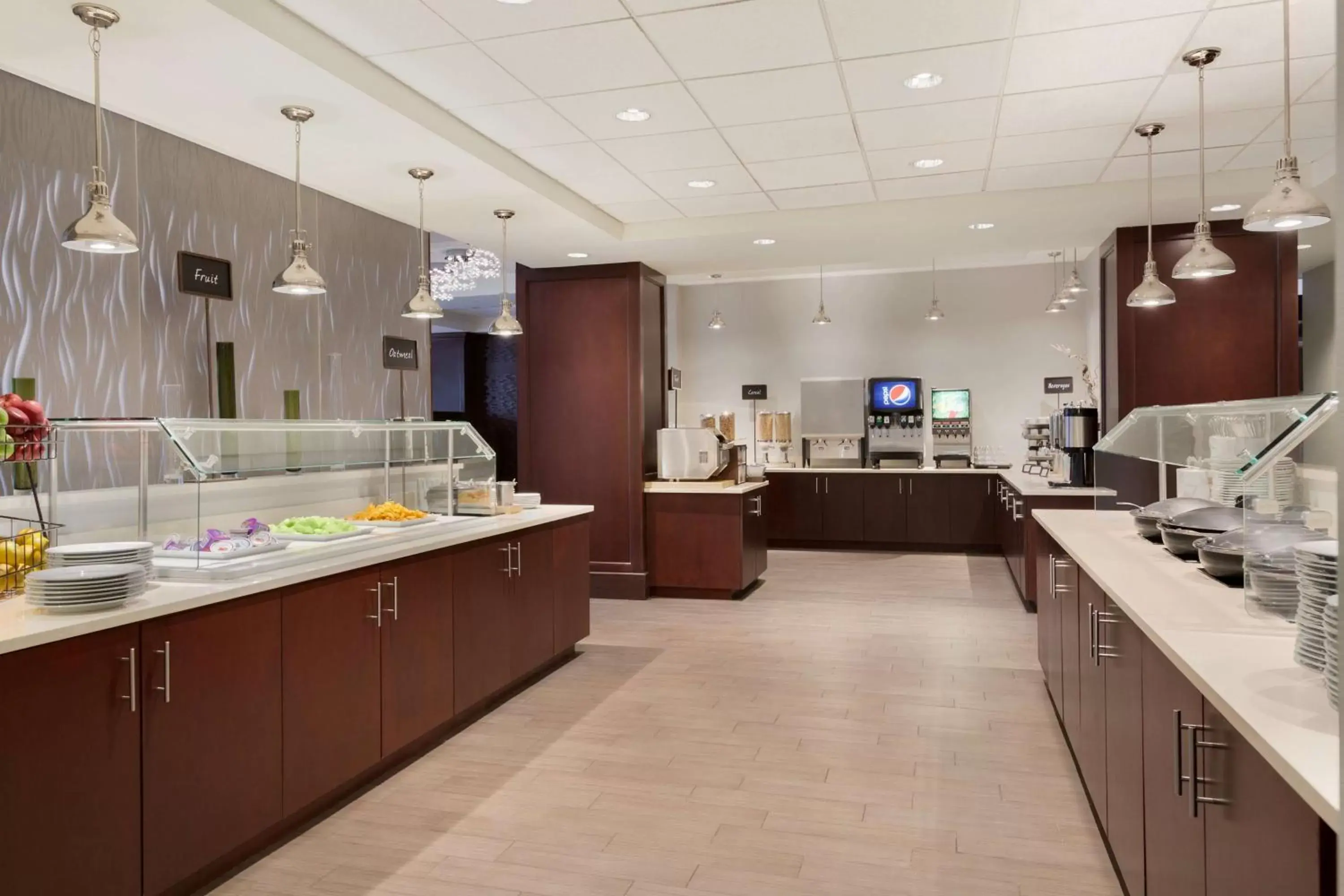 Dining area, Kitchen/Kitchenette in Embassy Suites by Hilton Boston Waltham