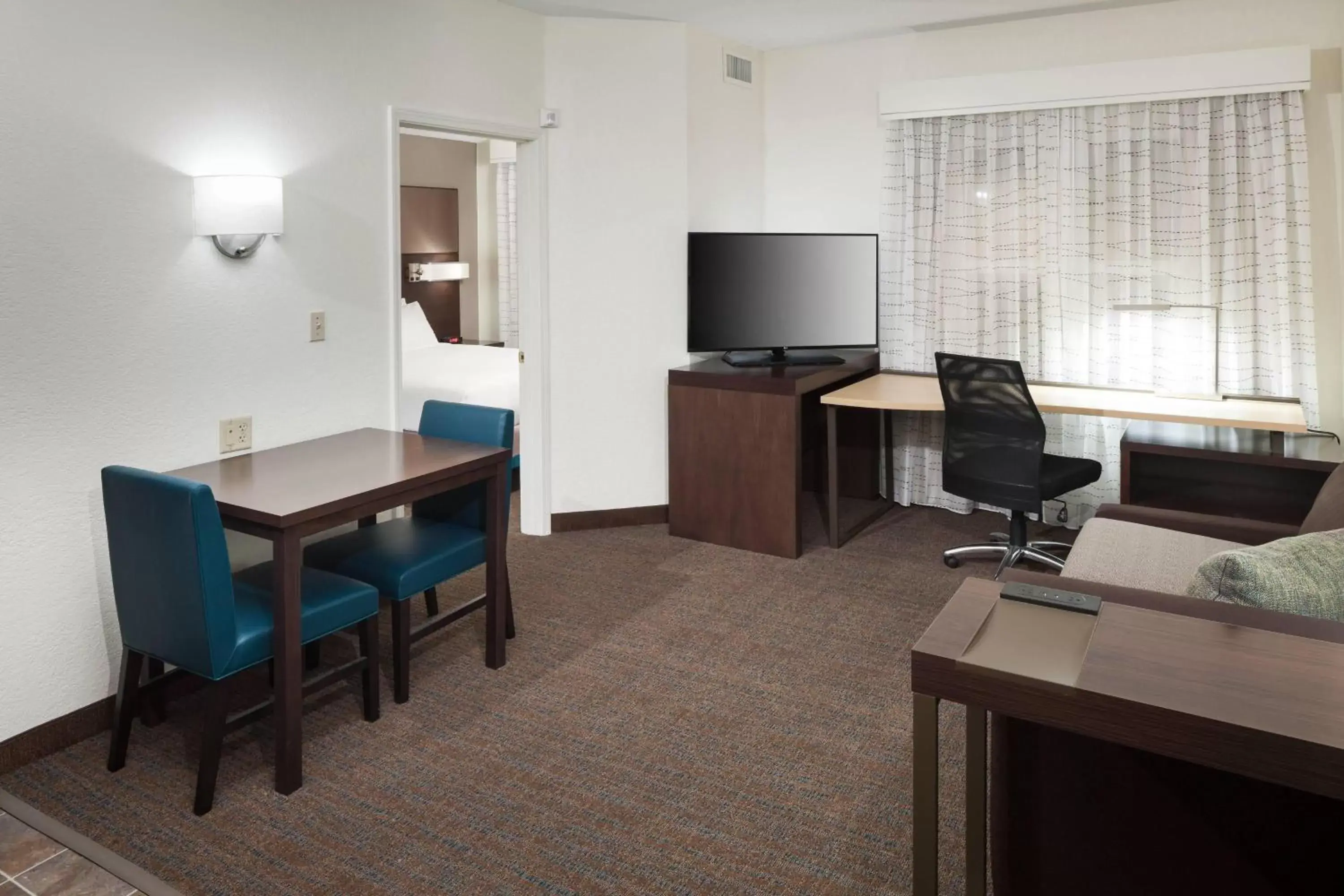 Living room, TV/Entertainment Center in Residence Inn Kansas City Country Club Plaza