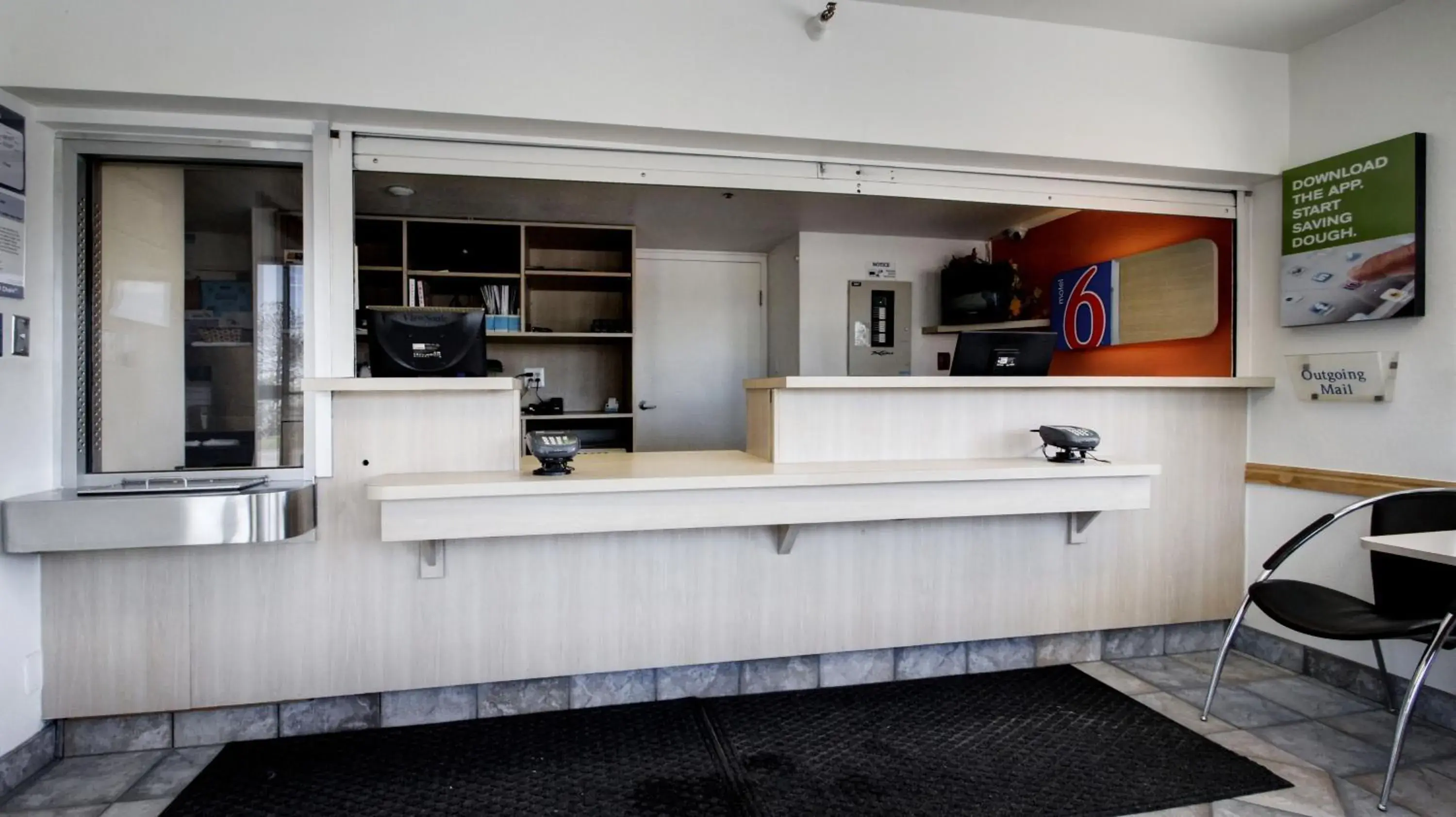 Lobby or reception, Kitchen/Kitchenette in Motel 6-Woods Cross, UT - Salt Lake City - North