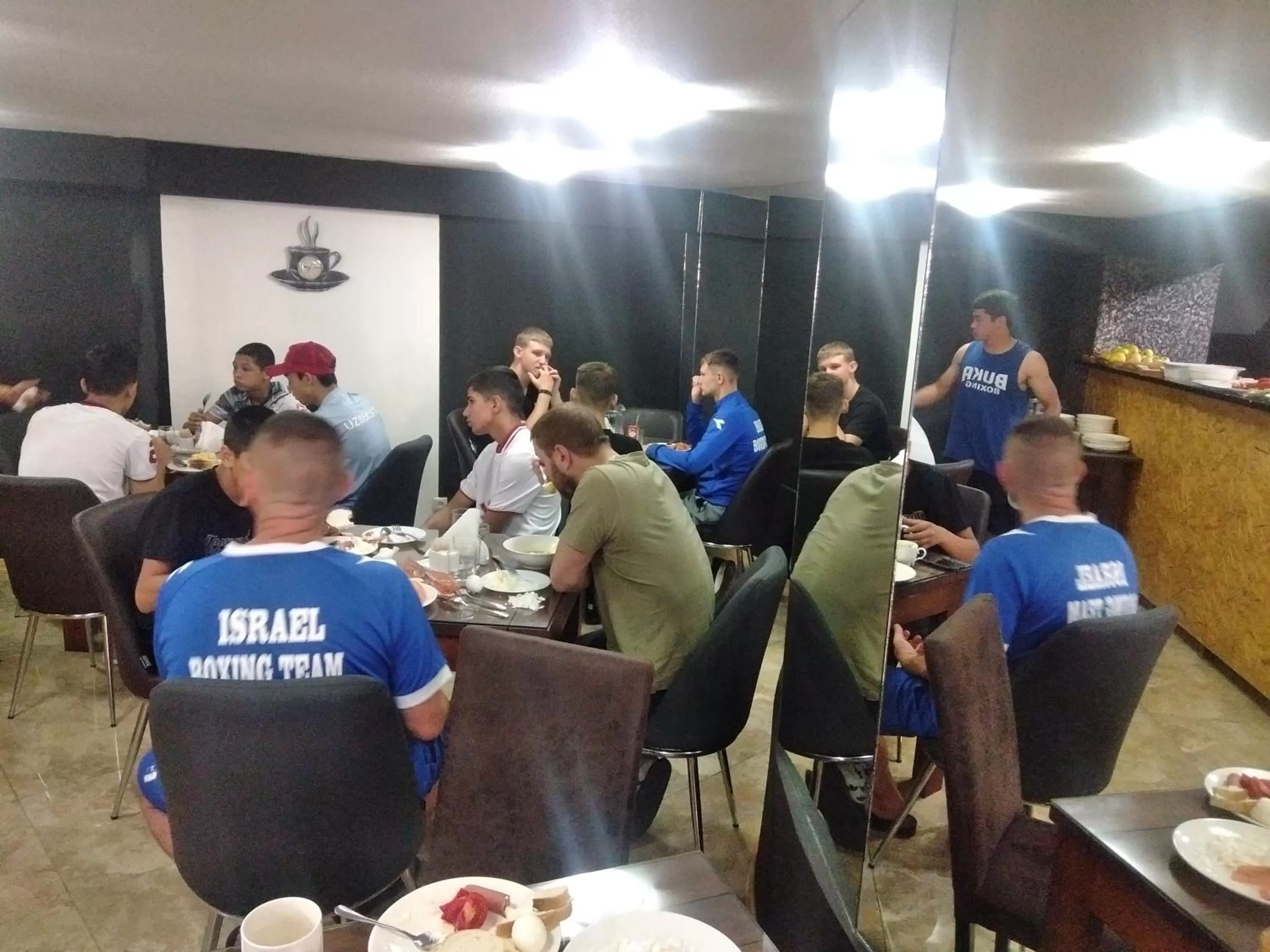 Restaurant/places to eat in Hotel Traveler