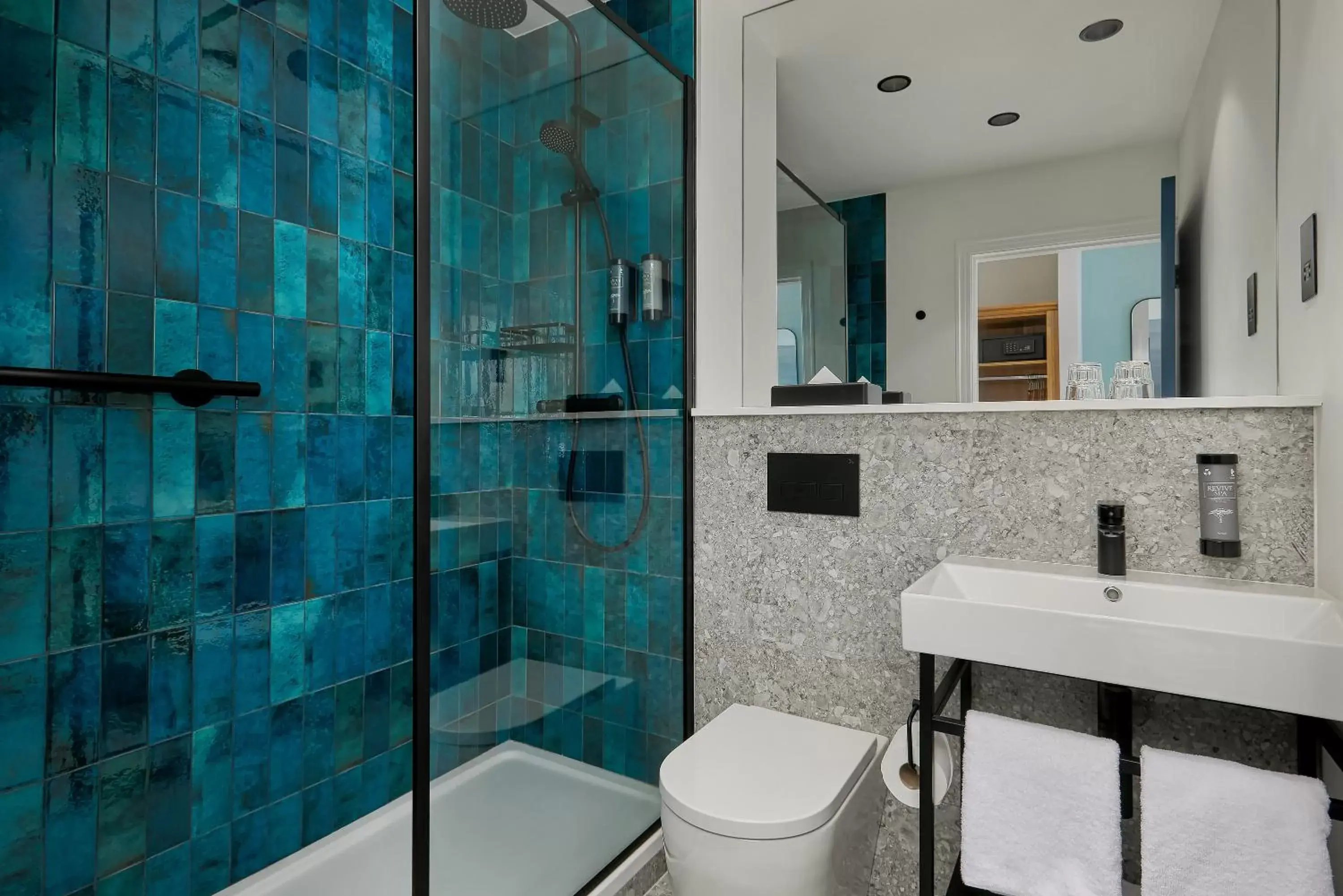 Shower, Bathroom in Waterford Marina Hotel