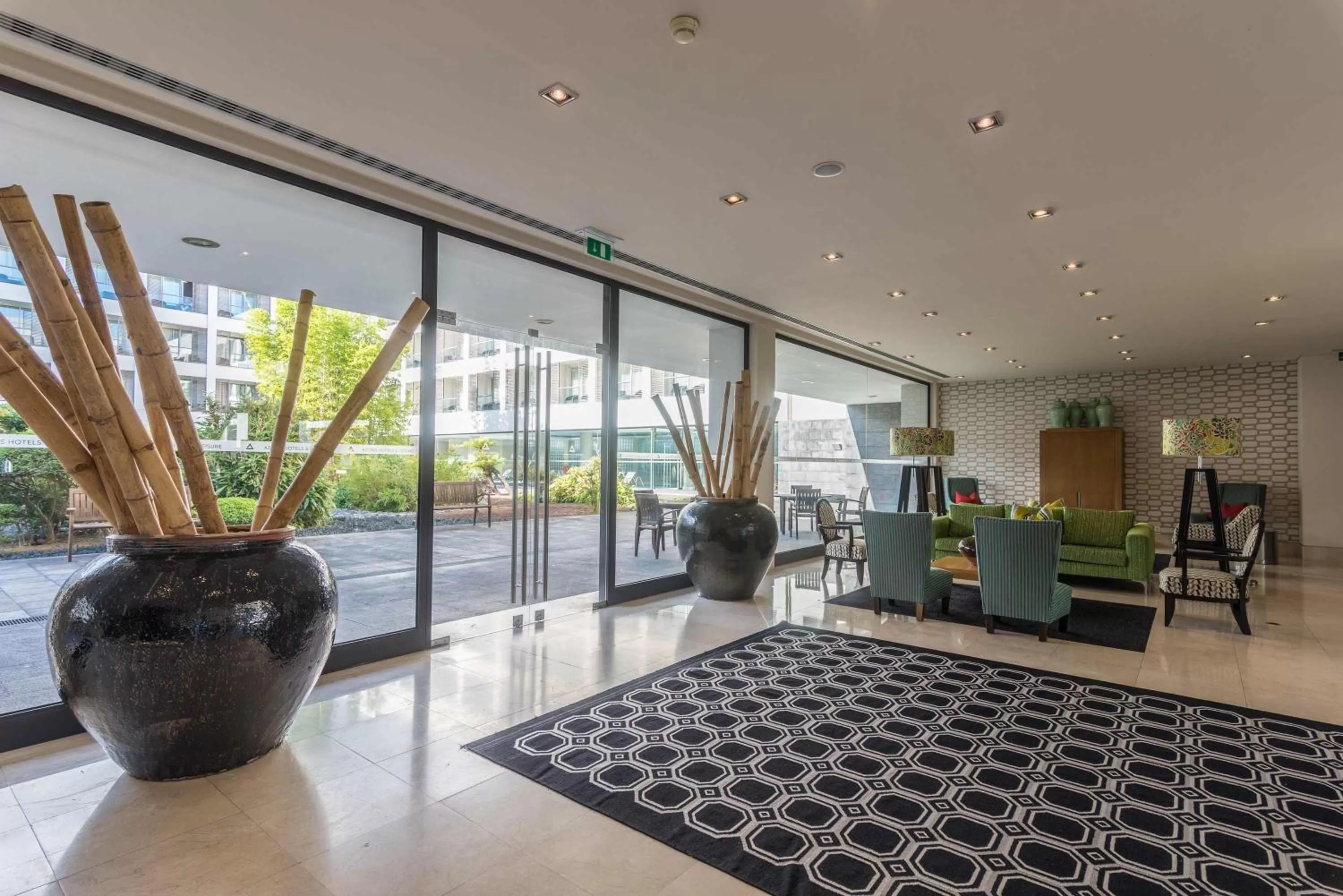 Lounge or bar in Azoris Royal Garden – Leisure & Conference Hotel