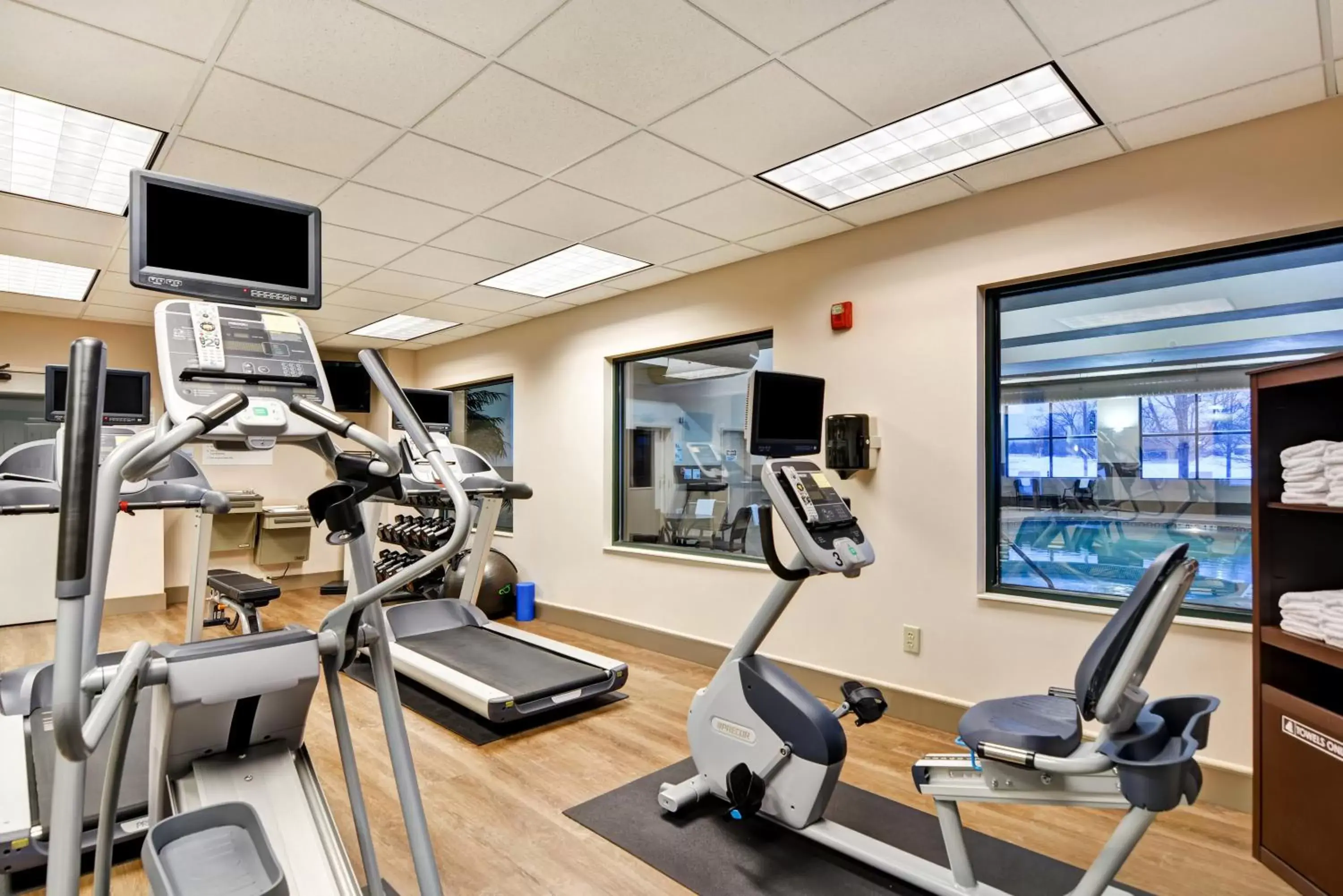 Spa and wellness centre/facilities, Fitness Center/Facilities in Holiday Inn Express Hotel & Suites Milwaukee-New Berlin, an IHG Hotel
